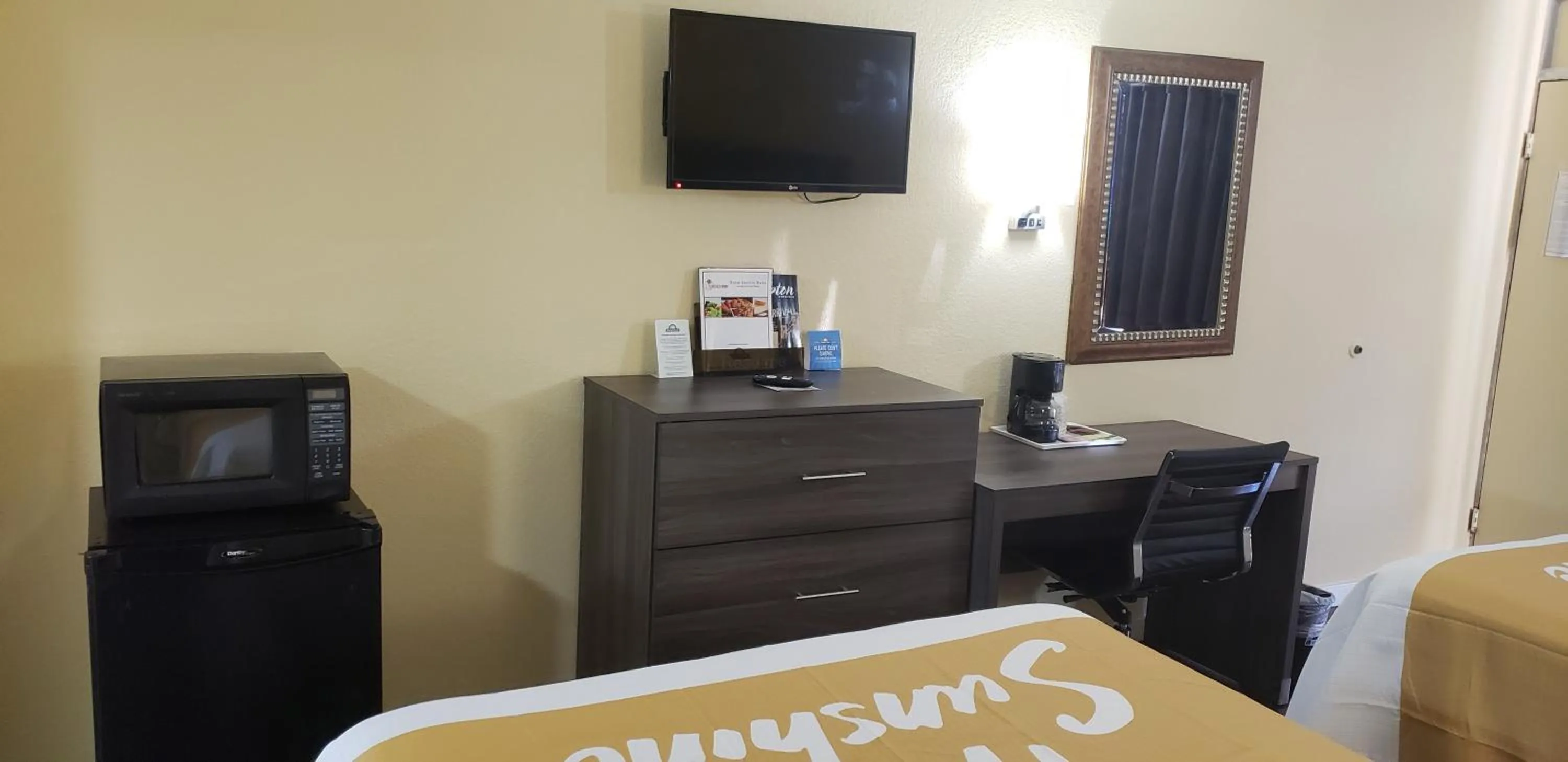 TV and multimedia, Bed in Days Inn by Wyndham Hampton Near Coliseum Convention Center