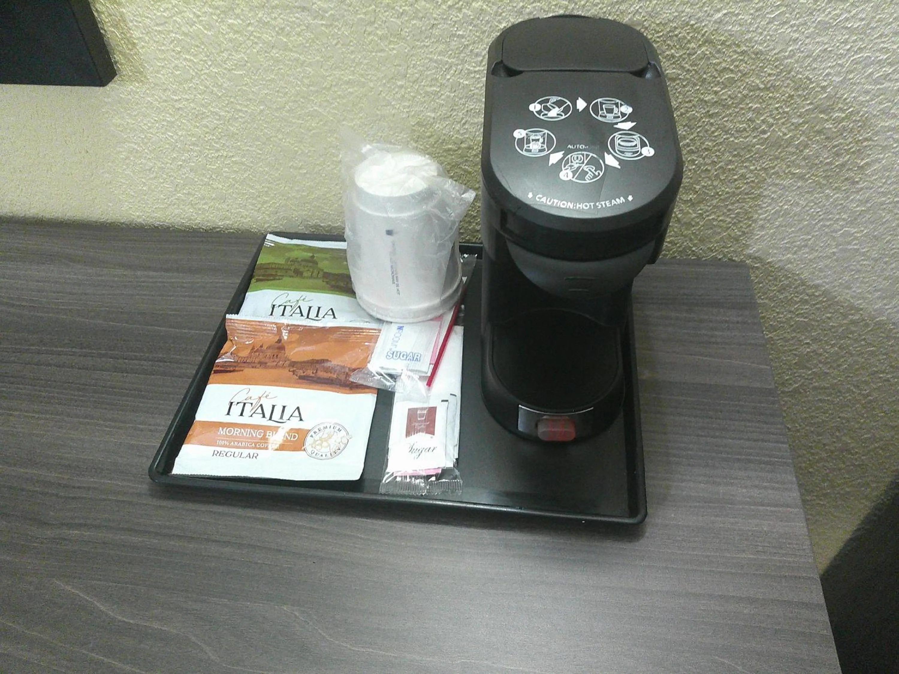 Bedroom in Red Roof Inn Hampton Coliseum
