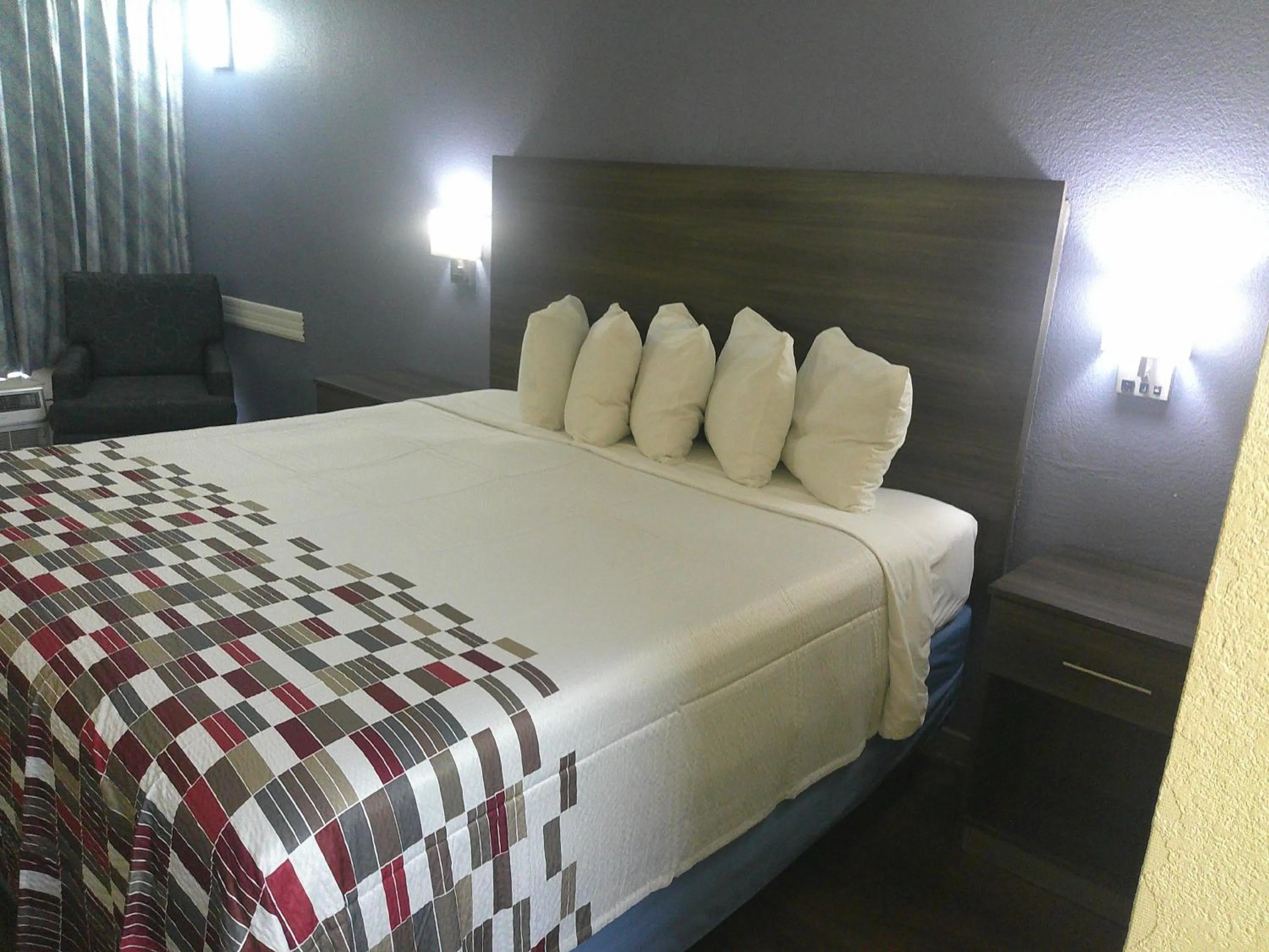 Bedroom, Bed in Red Roof Inn Hampton Coliseum