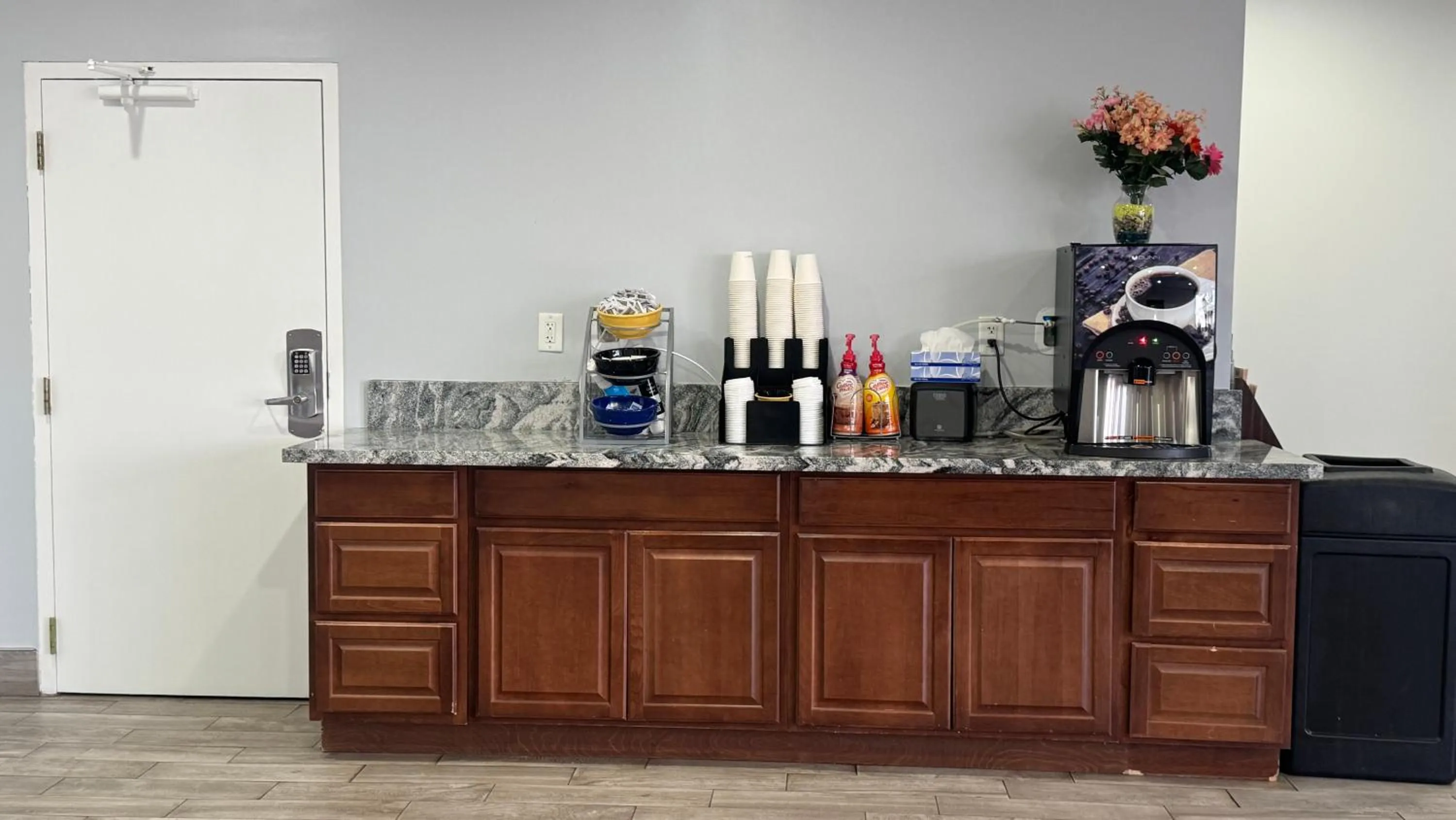 Coffee/tea facilities in Red Roof Inn Hampton Coliseum