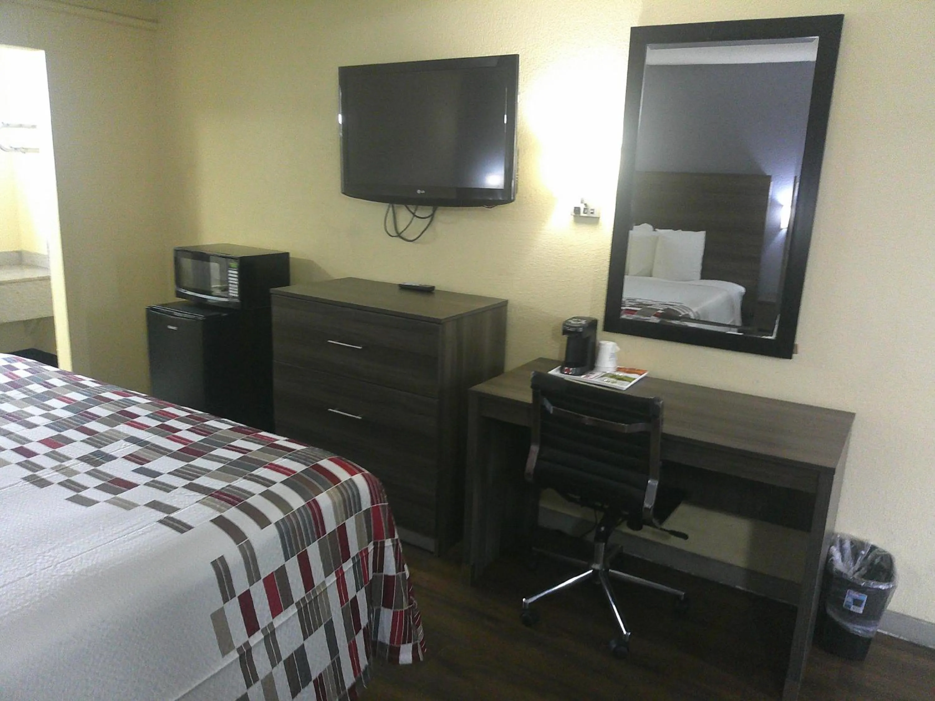 Bedroom, Bed in Red Roof Inn Hampton Coliseum