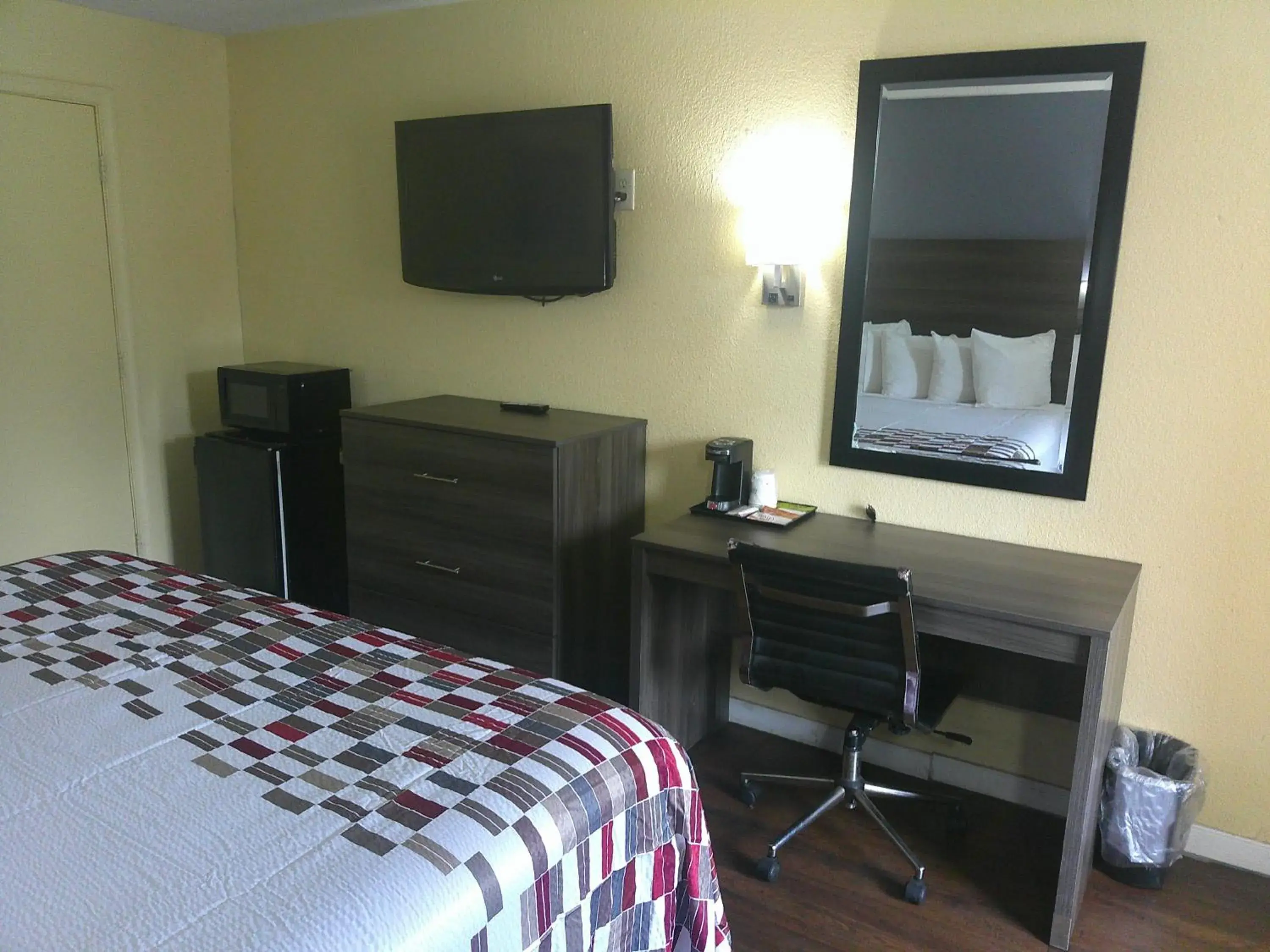 Superior King Room Non-Smoking in Red Roof Inn Hampton Coliseum Superior King Room Non-Smoking in Red Roof Inn Hampton Coliseum