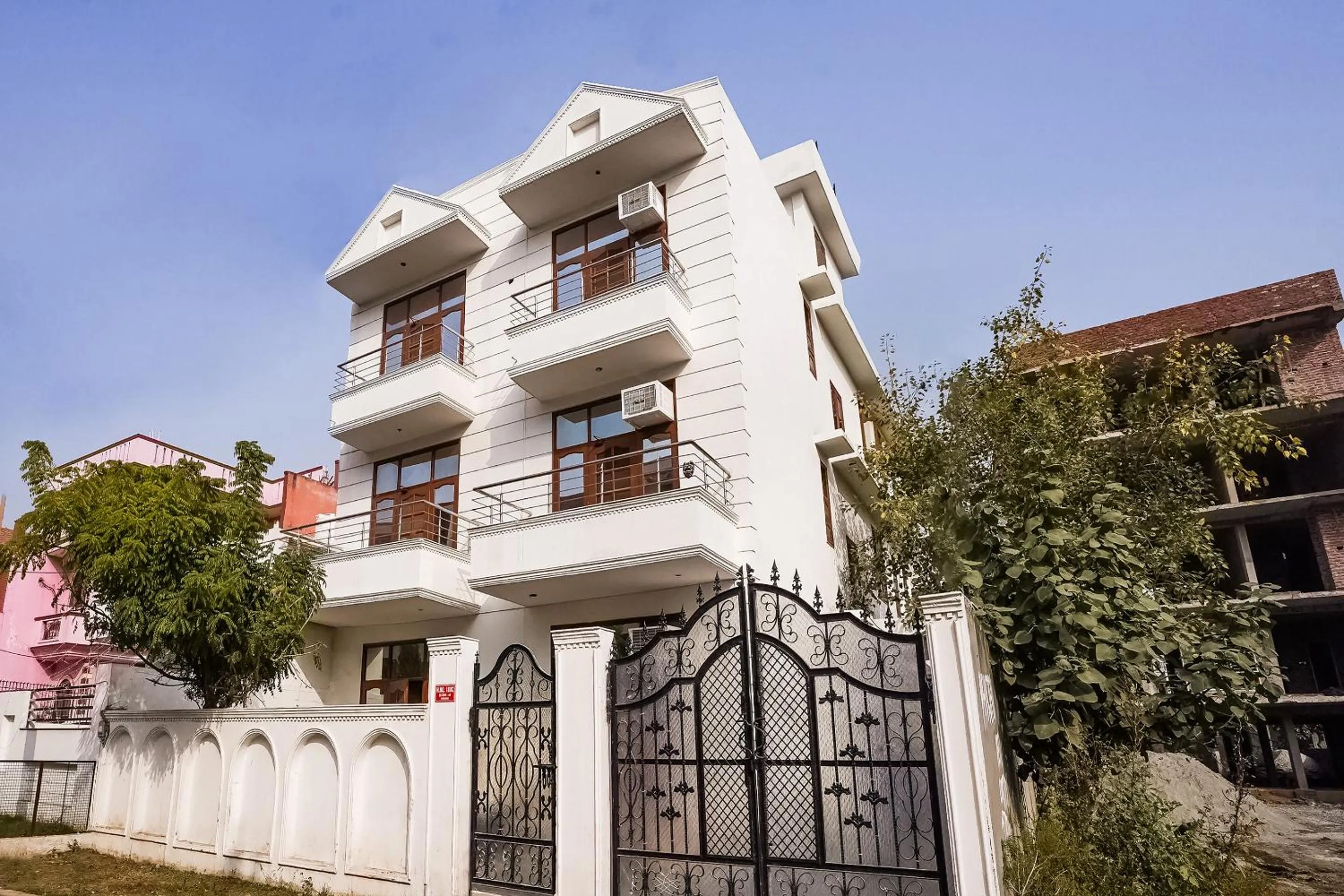Facade/entrance in Hotel O Royal Inn