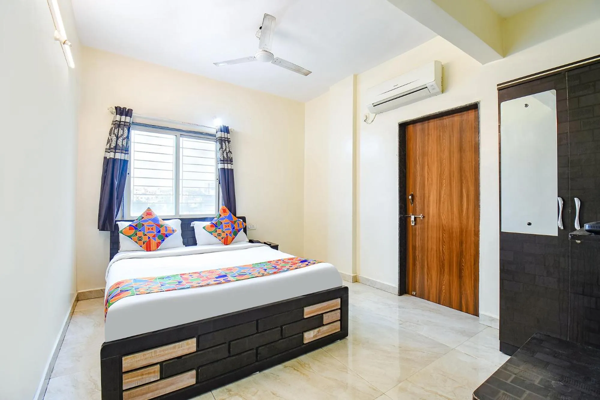 Living room, Bed in Via Shivsai Palace - Nr Shree Krishna Temple
