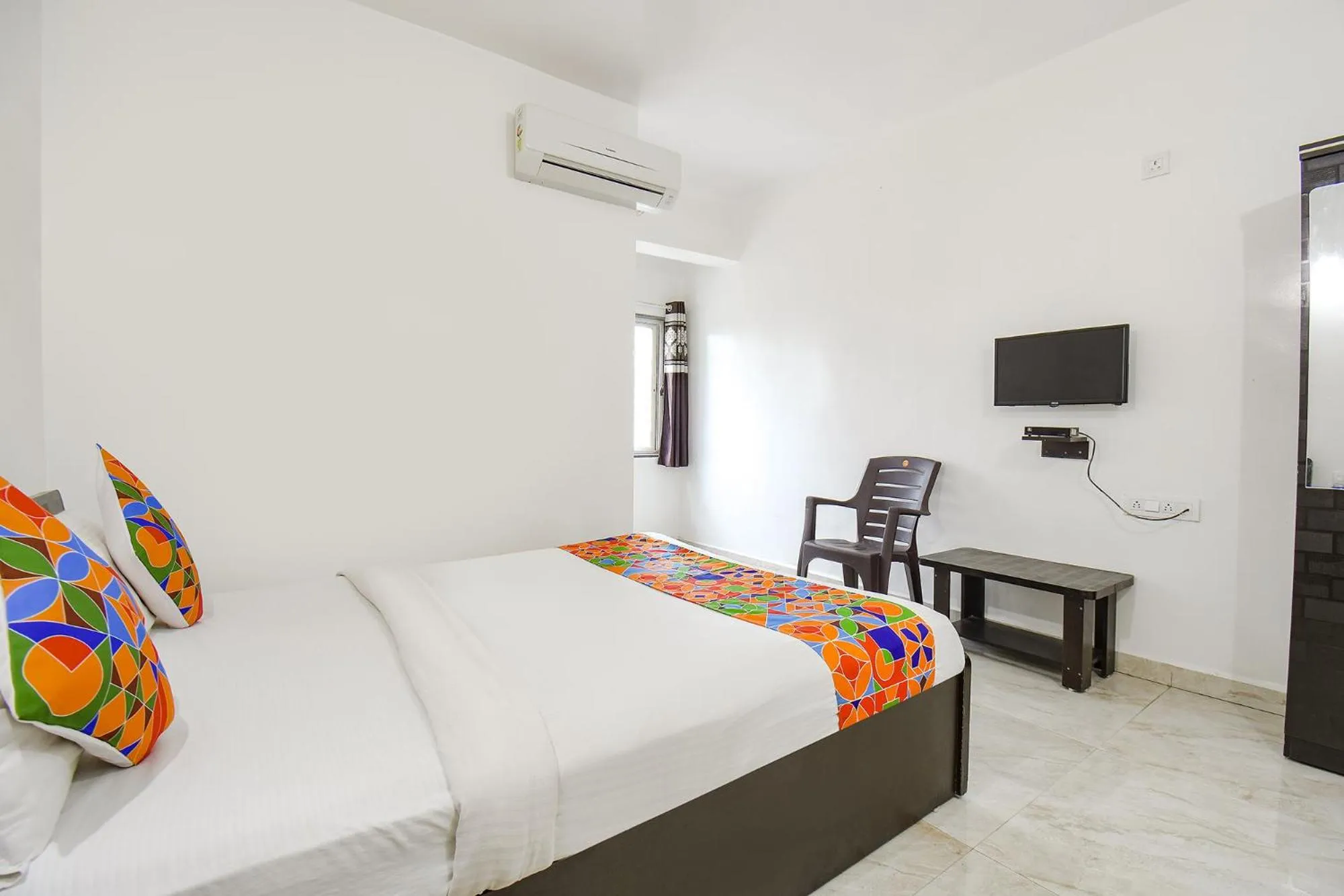 Communal lounge/ TV room, Bed in Via Shivsai Palace - Nr Shree Krishna Temple
