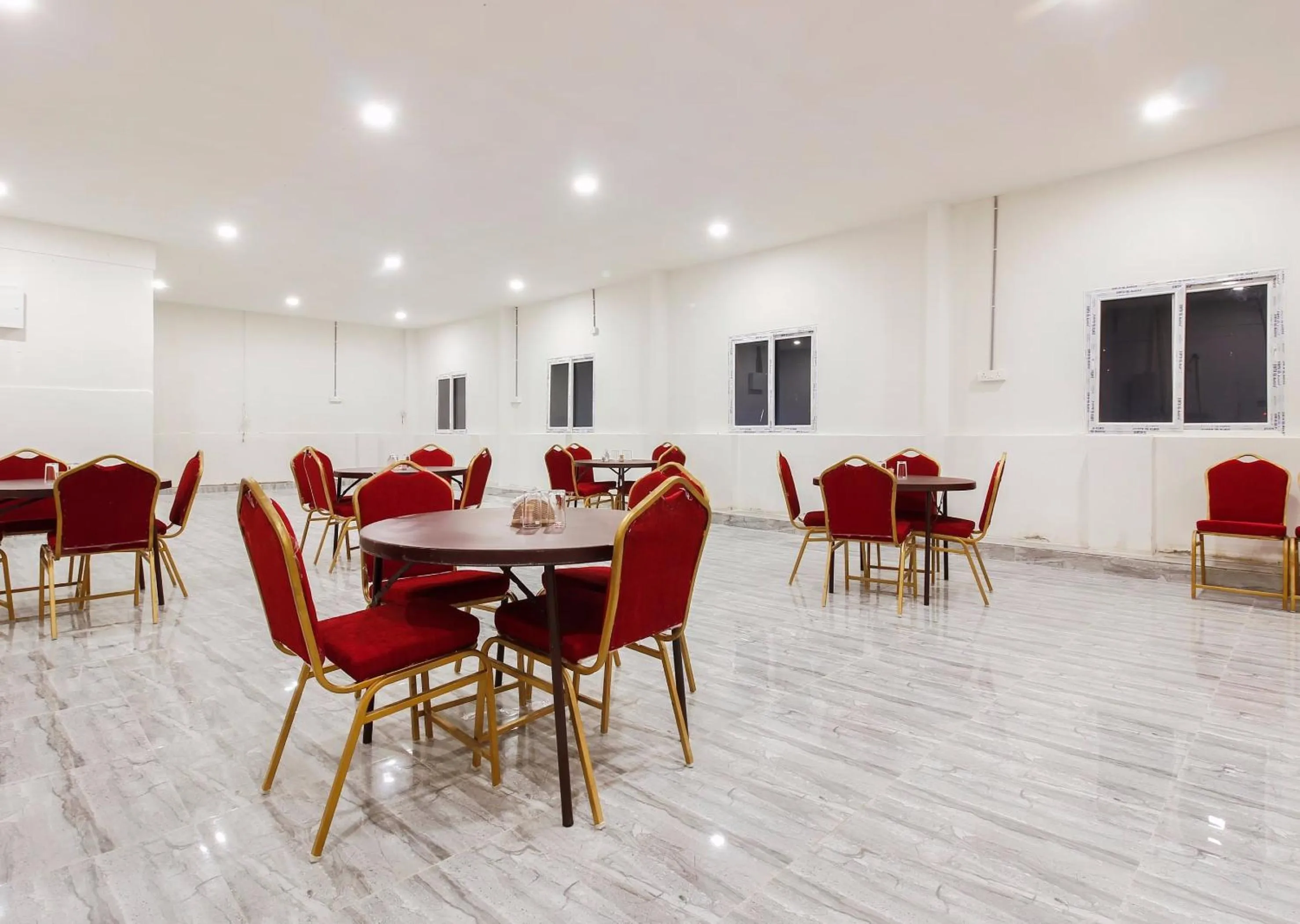 Restaurant/places to eat in Capital O Che Sigma Hotel