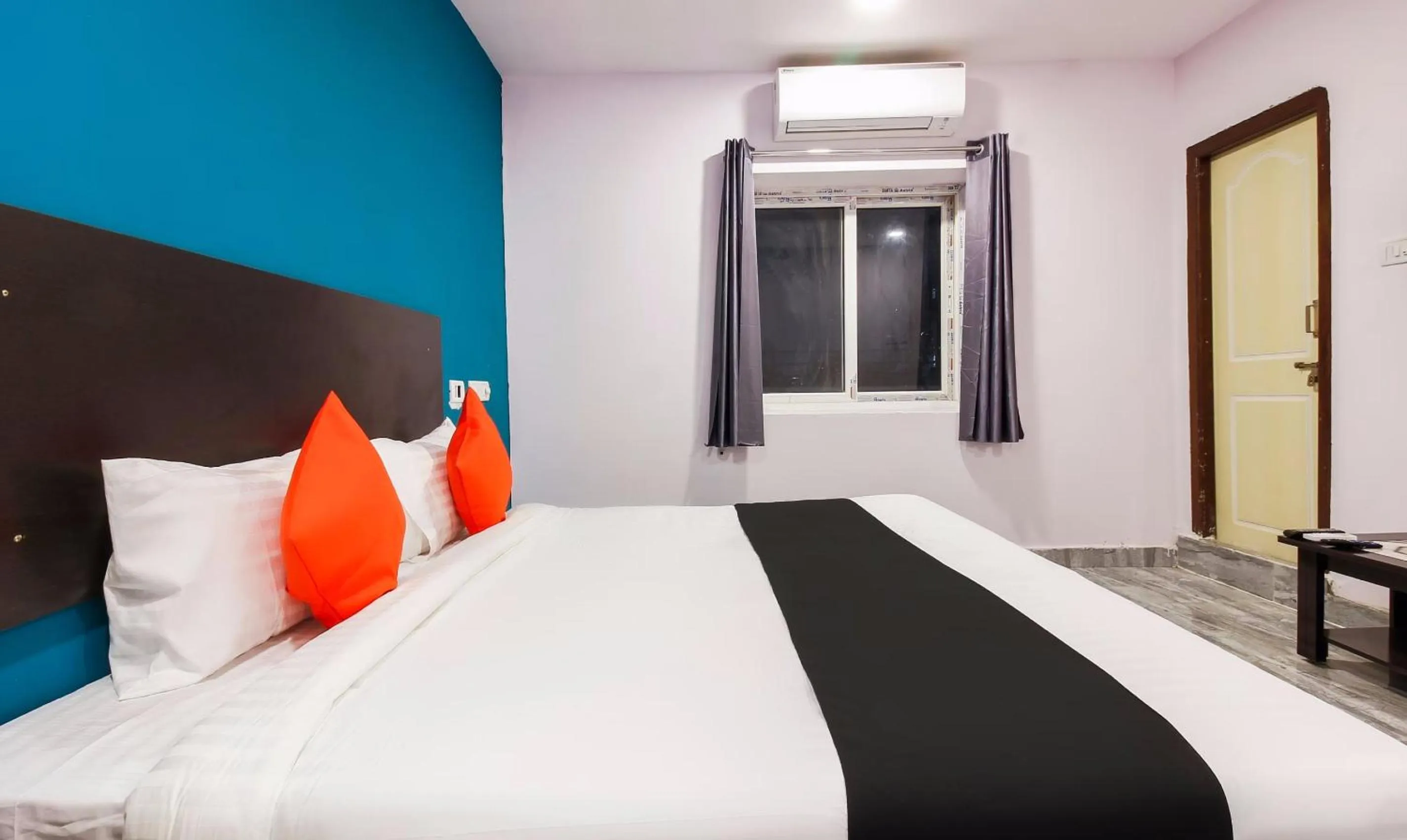 Bathroom, Bed in Capital O Che Sigma Hotel