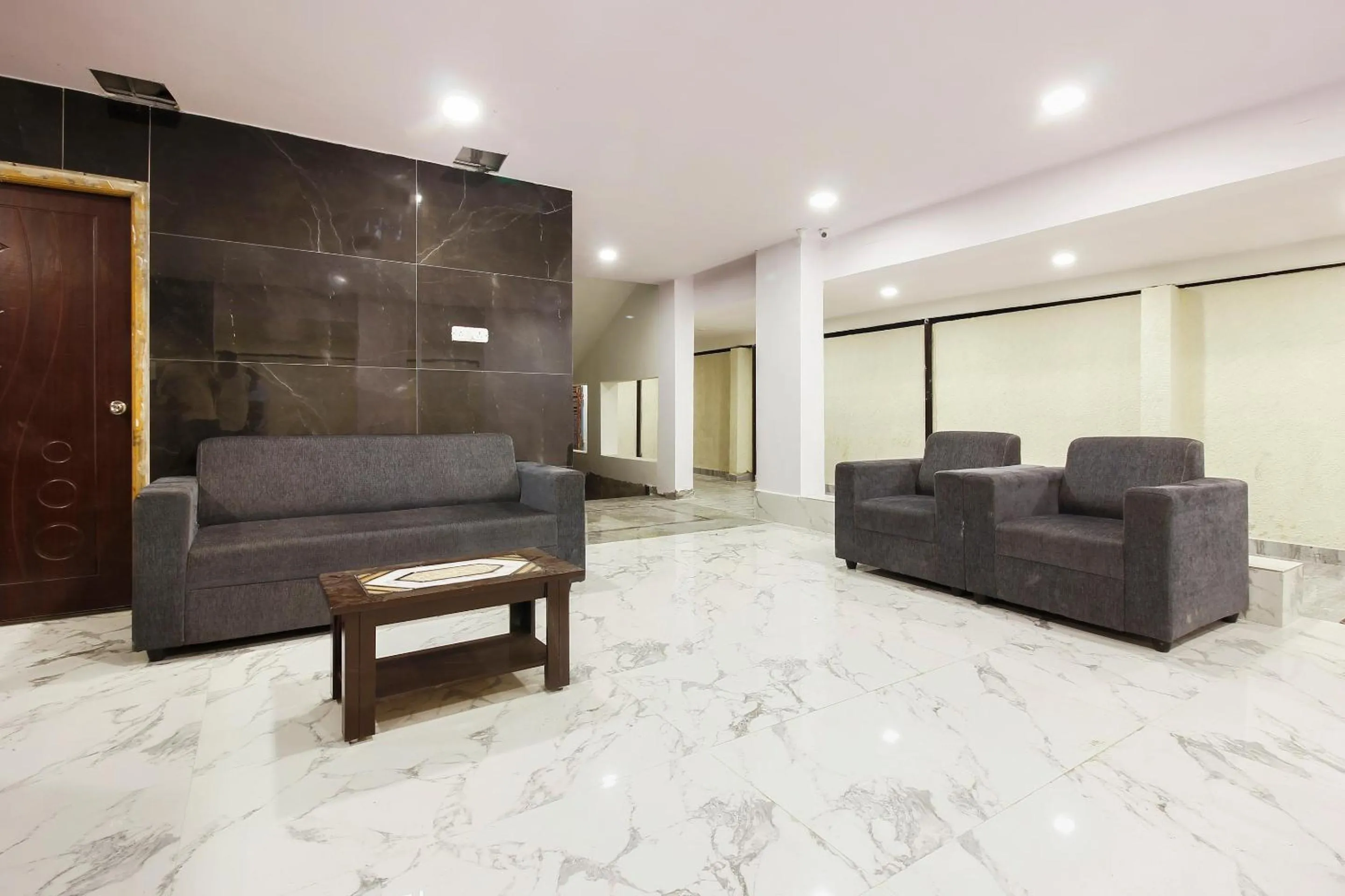 Lobby or reception in Capital O Che Sigma Hotel