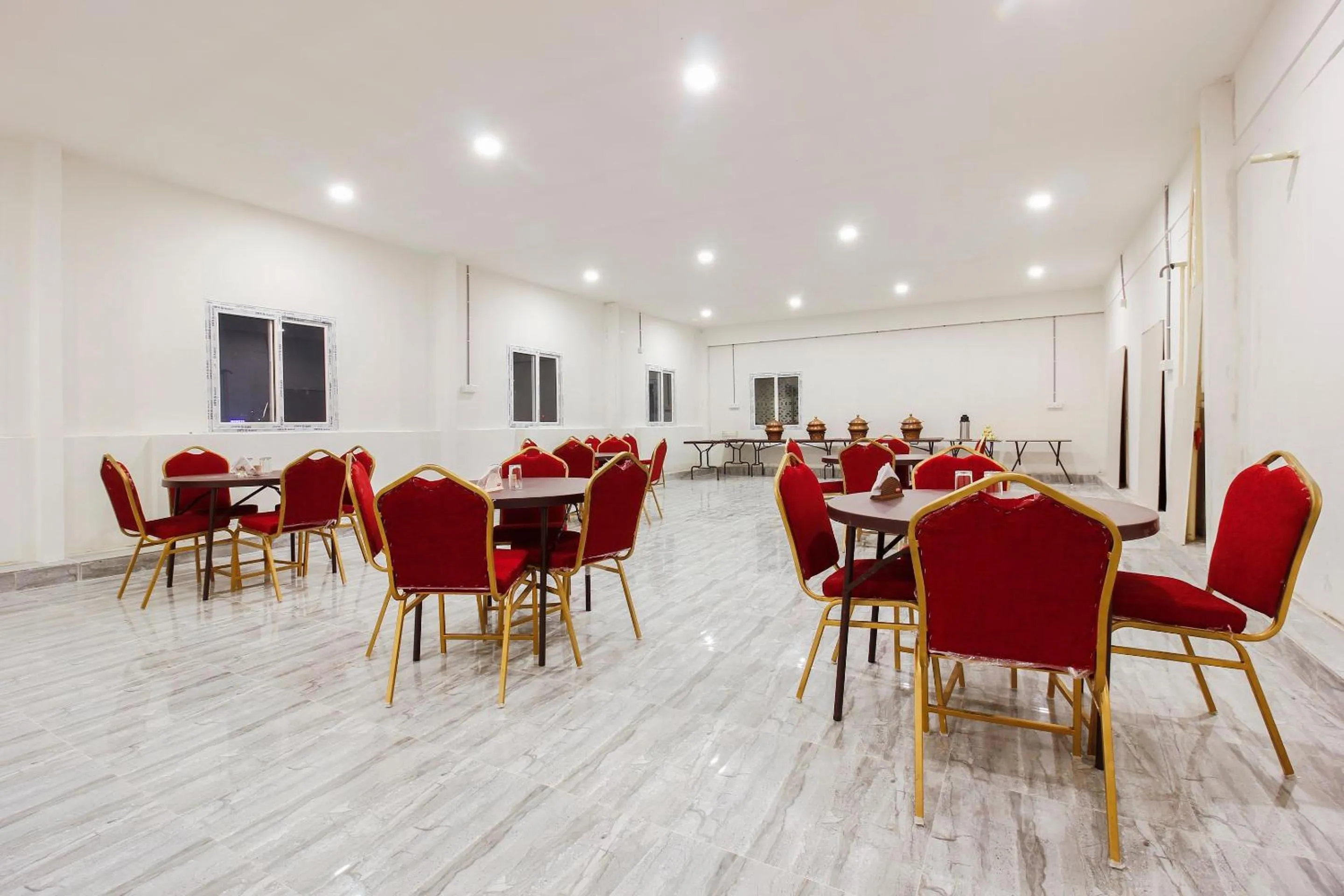 Restaurant/places to eat in Capital O Che Sigma Hotel