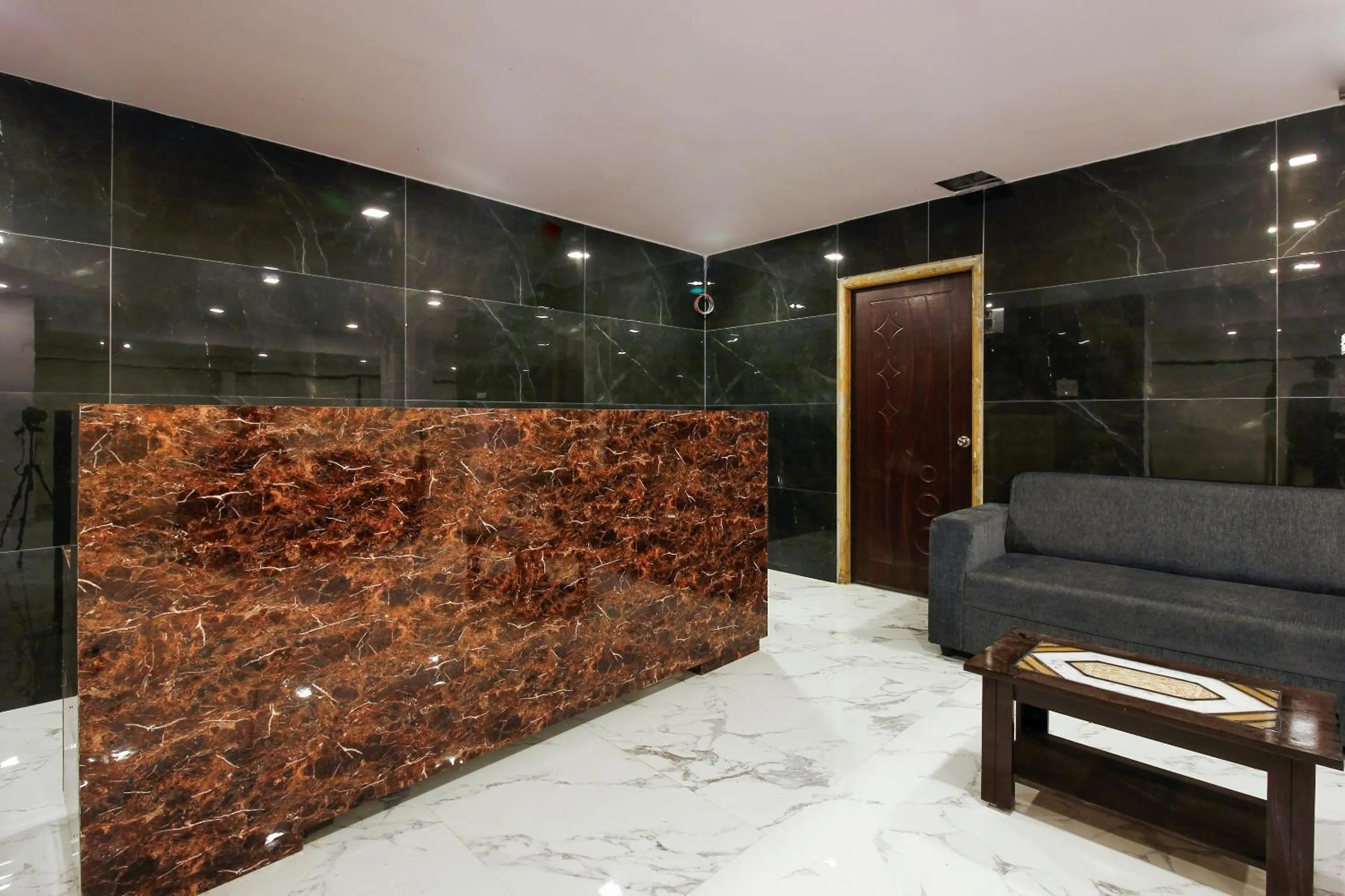 Lobby or reception in Capital O Che Sigma Hotel