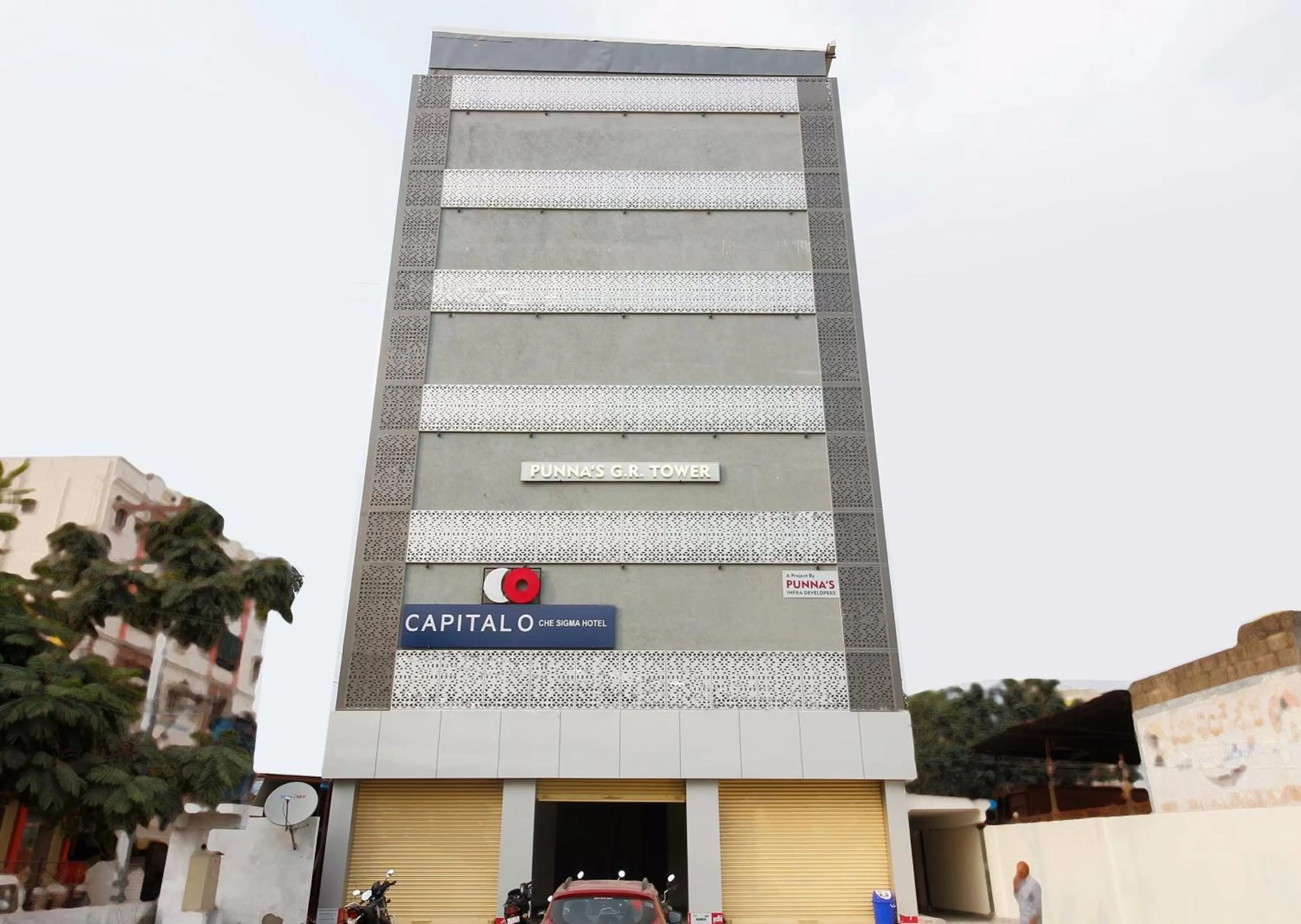 Facade/entrance in Capital O Che Sigma Hotel