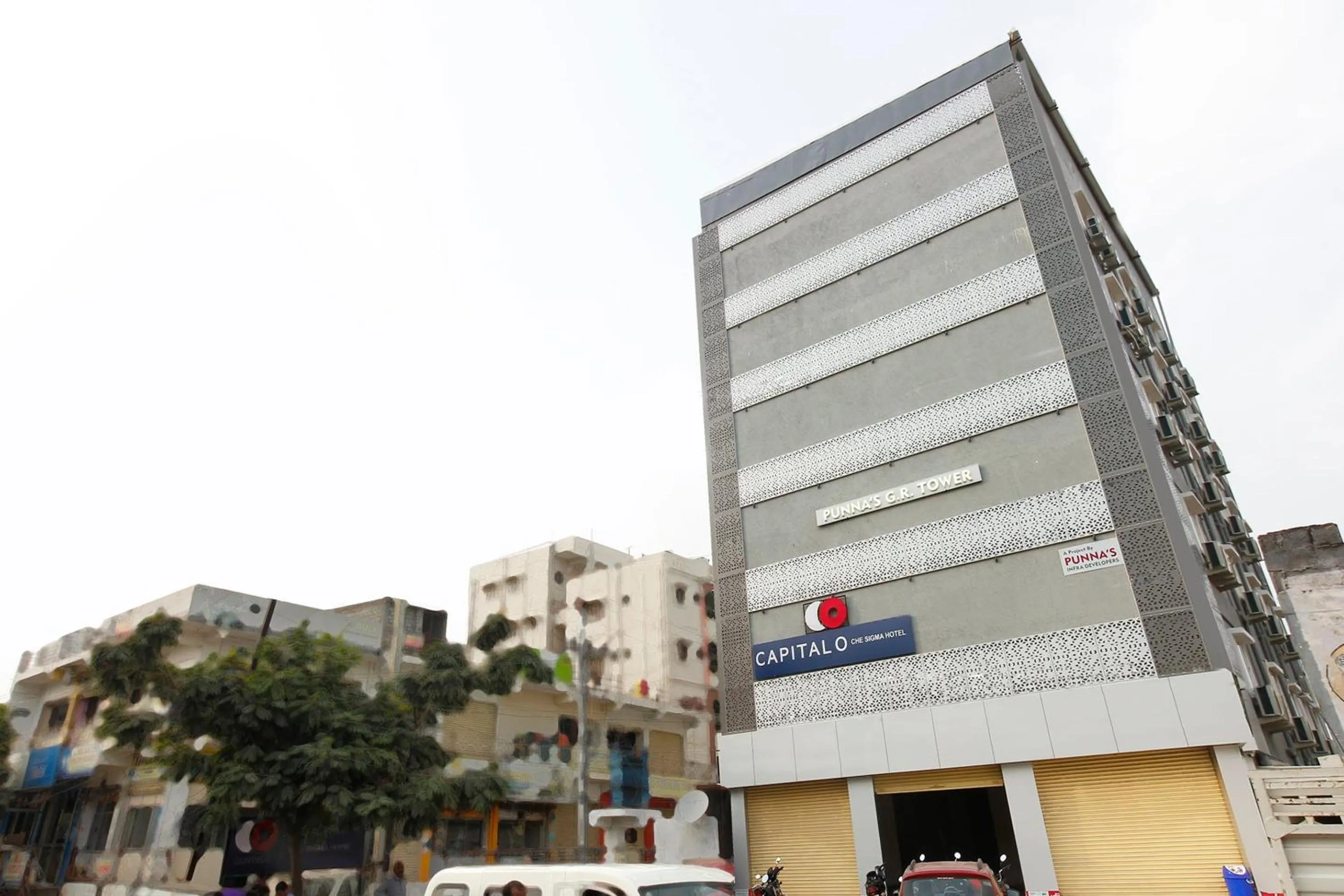 Facade/entrance in Capital O Che Sigma Hotel