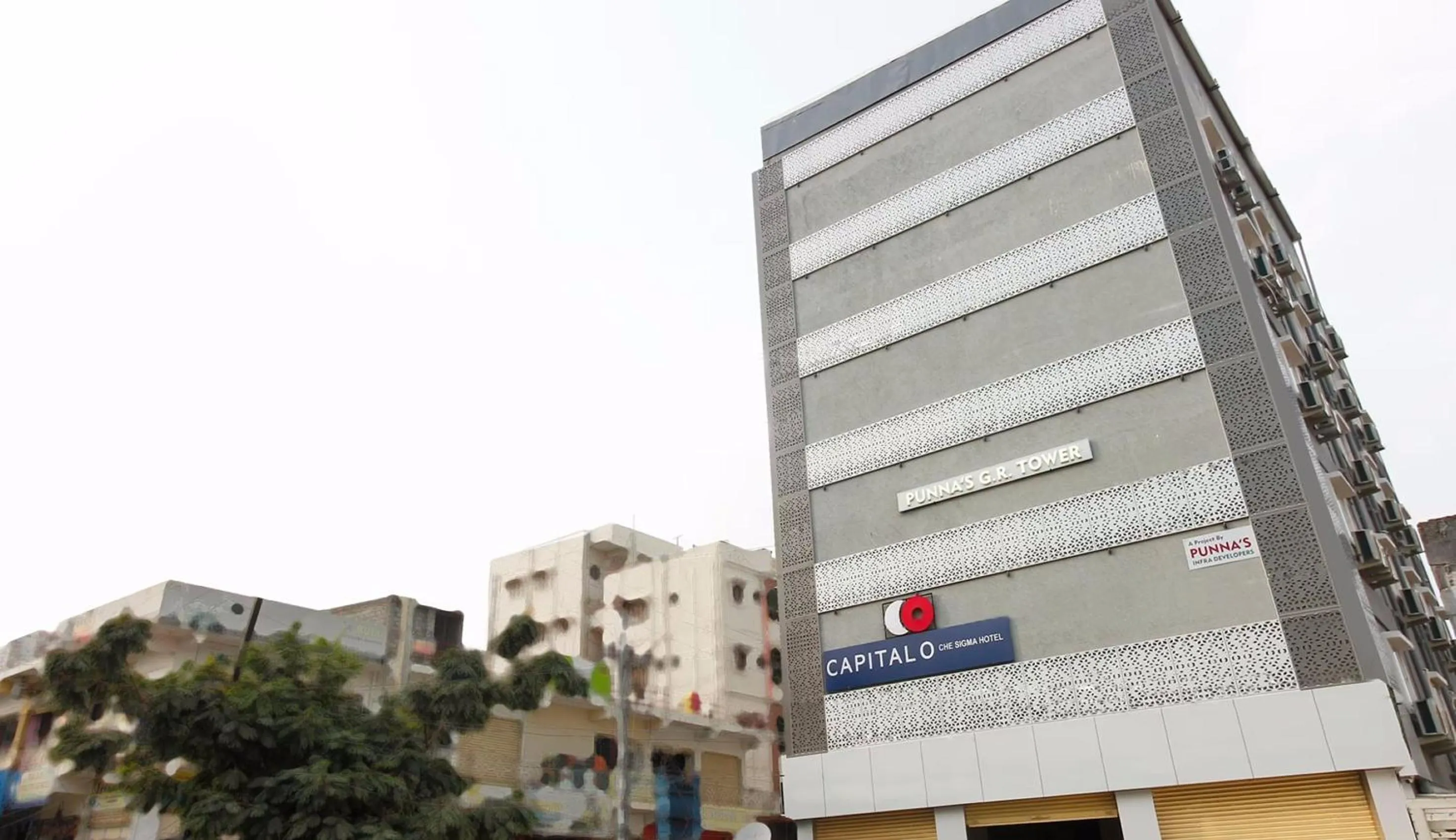 Facade/entrance in Capital O Che Sigma Hotel