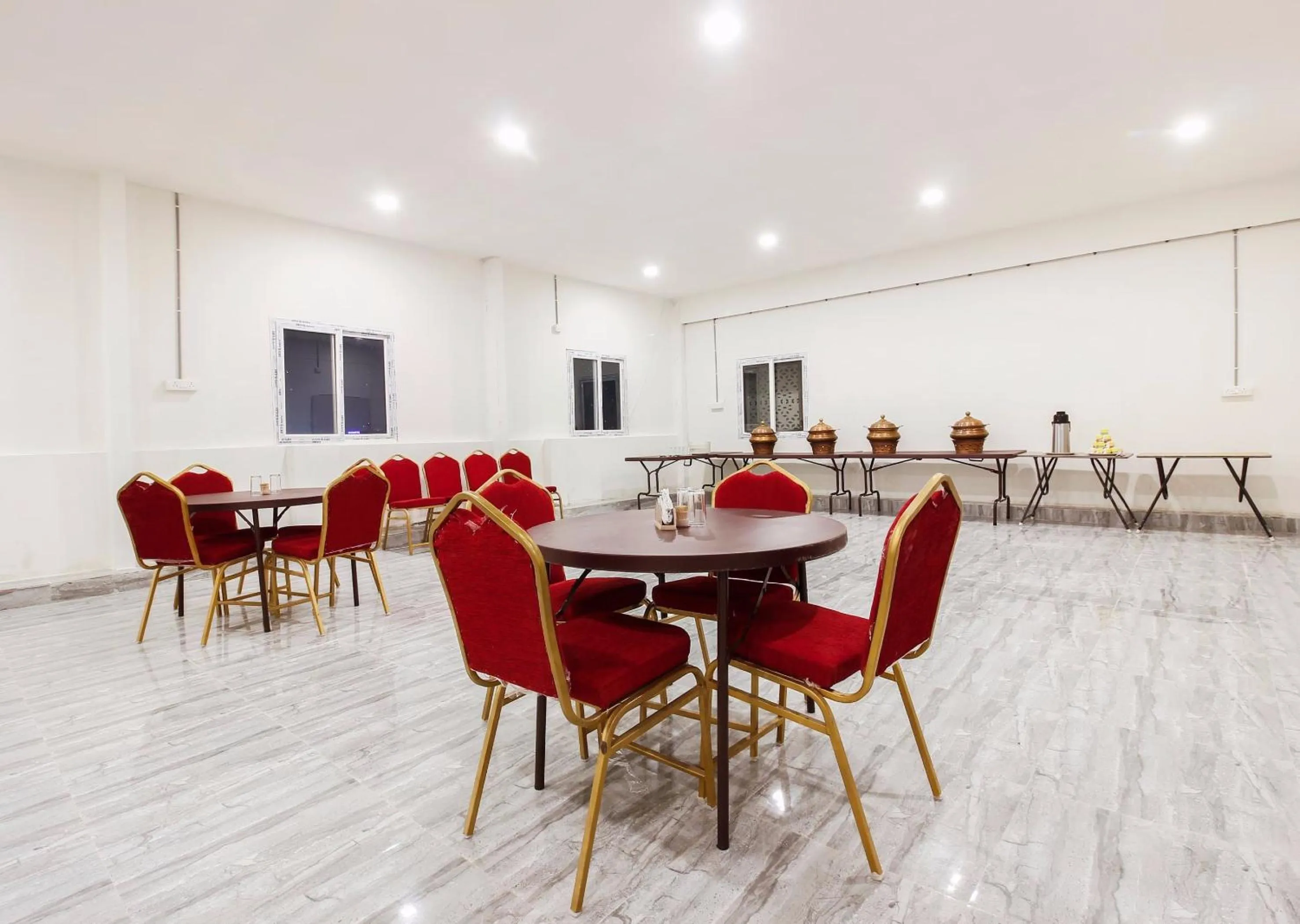 Restaurant/places to eat in Capital O Che Sigma Hotel