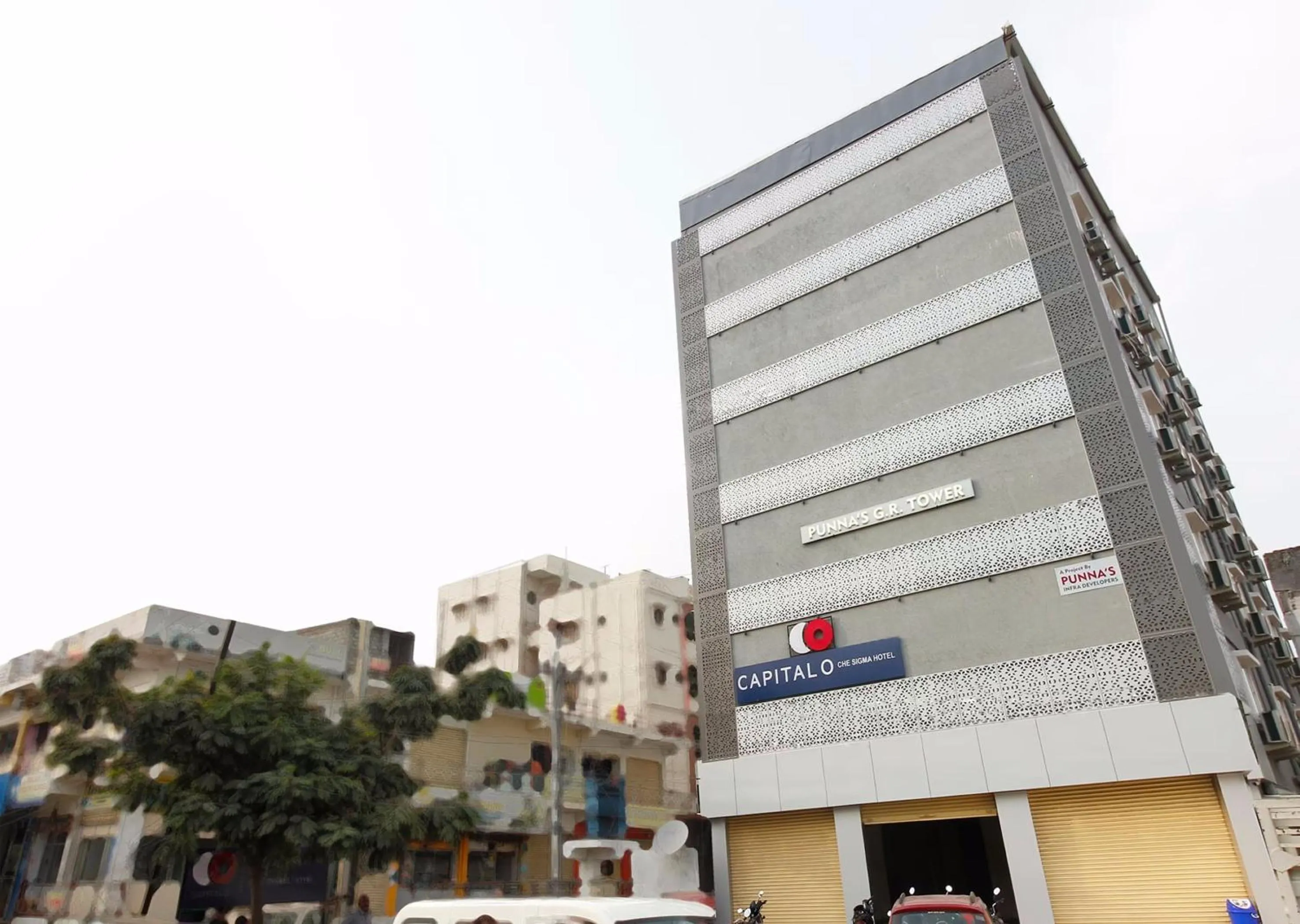 Facade/entrance in Capital O Che Sigma Hotel