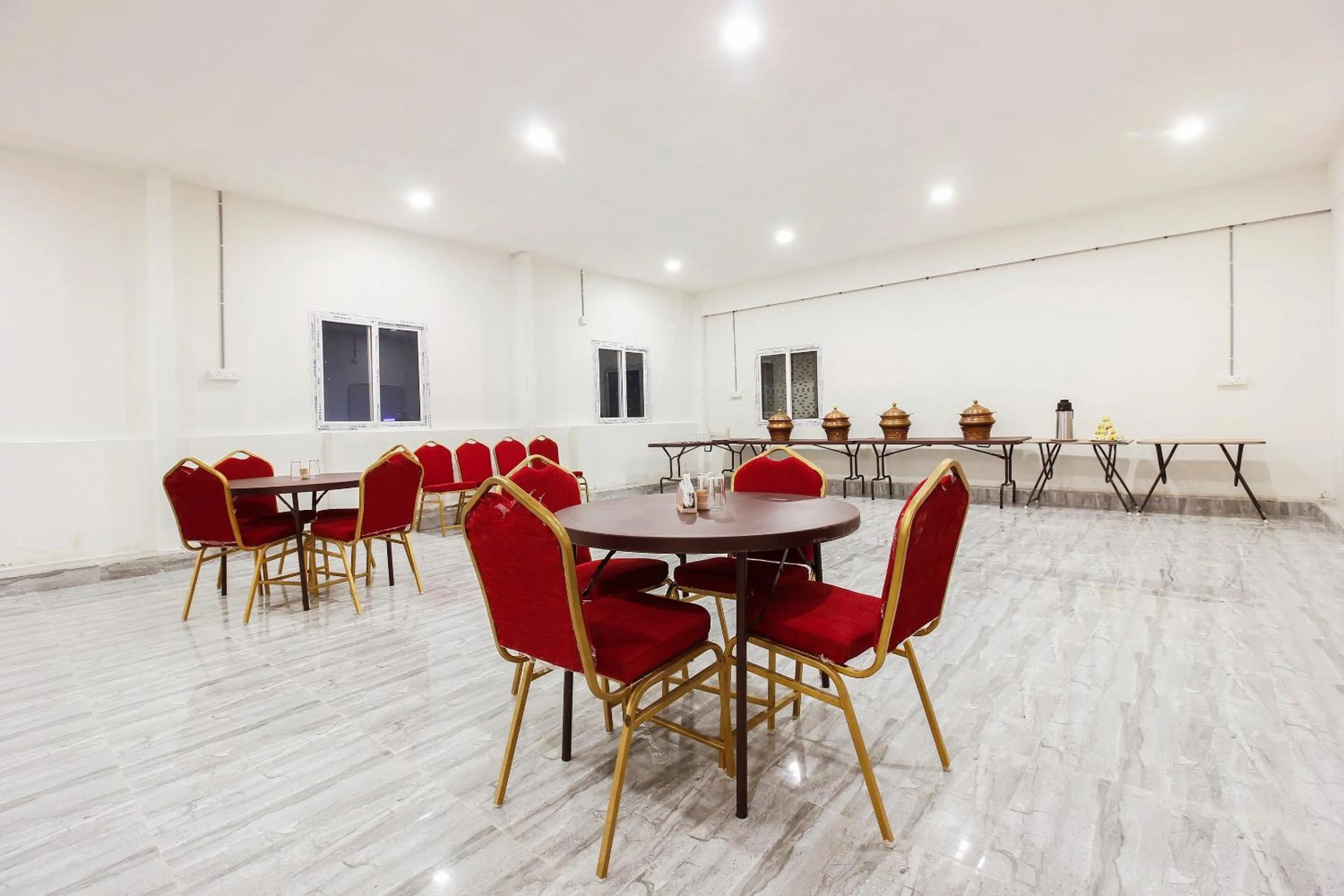 Restaurant/places to eat in Capital O Che Sigma Hotel