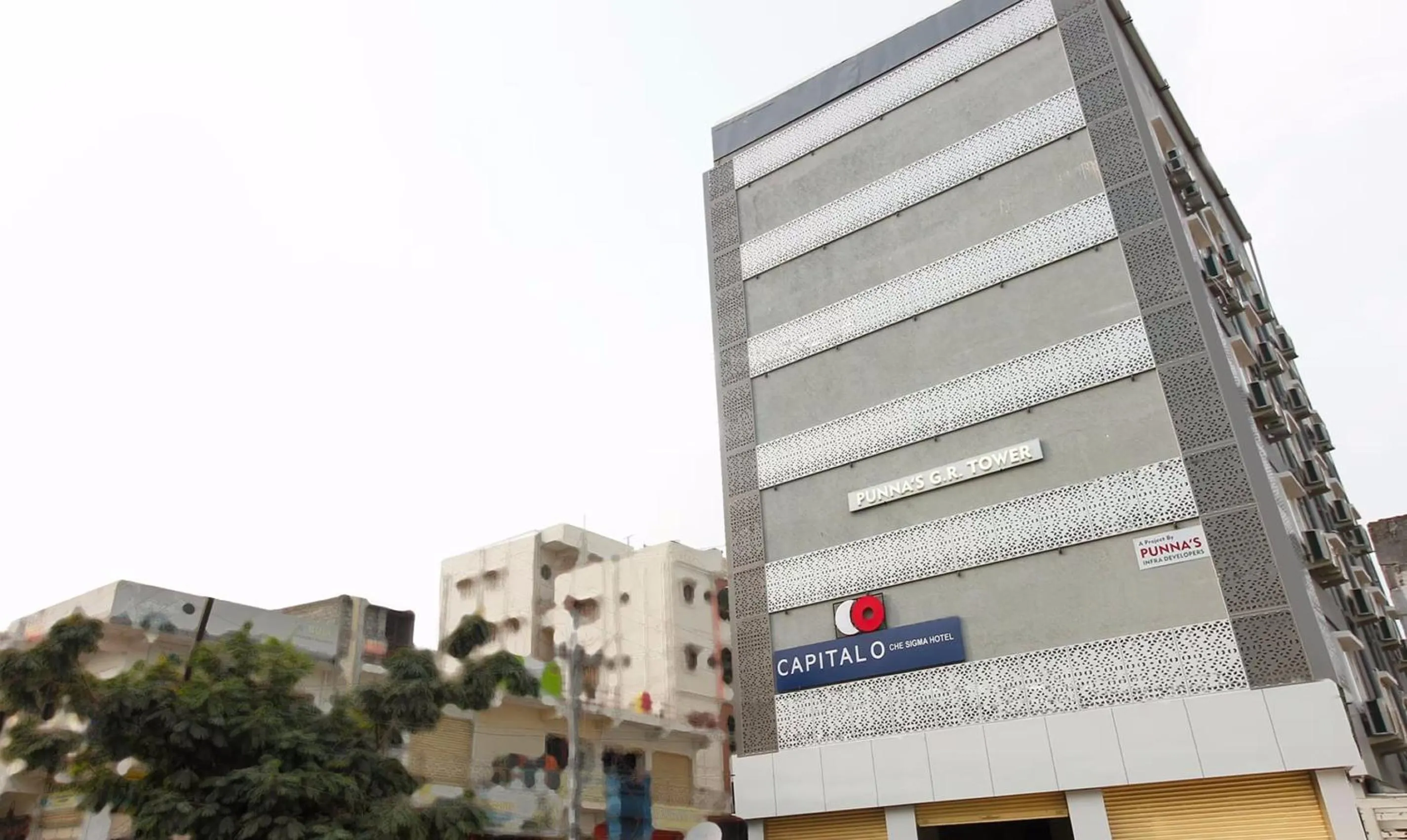 Facade/entrance in Capital O Che Sigma Hotel