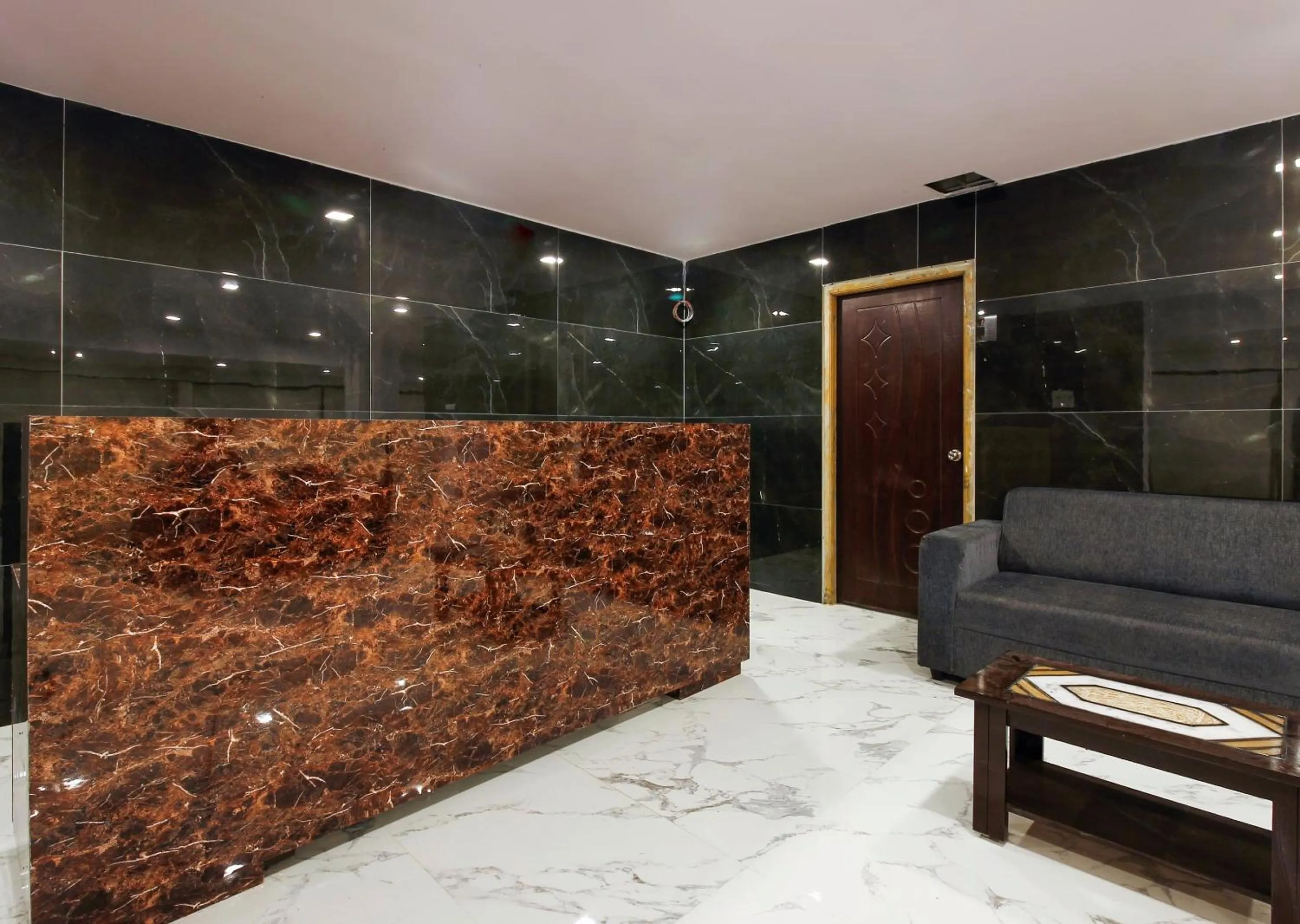 Lobby or reception in Capital O Che Sigma Hotel