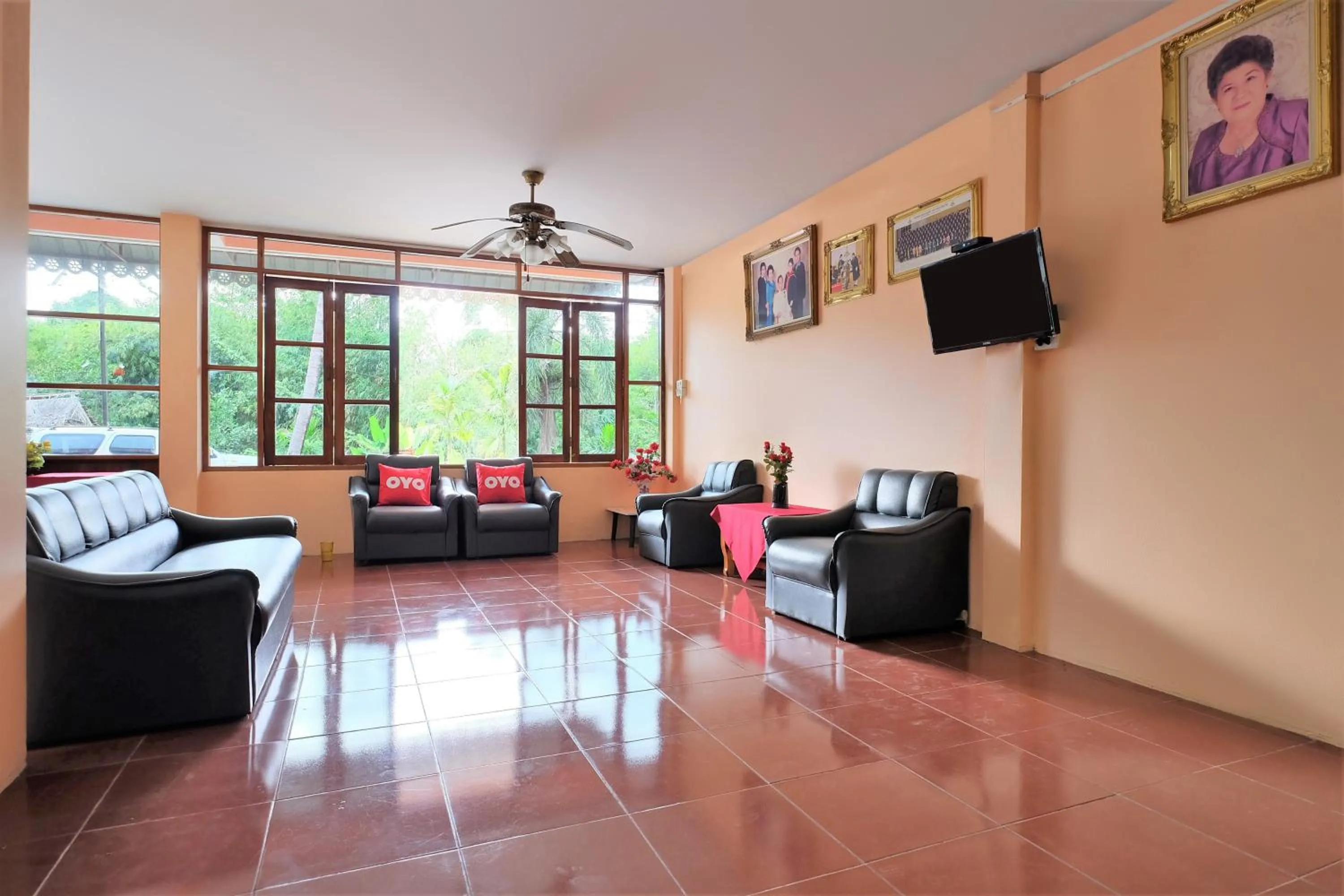 Lobby or reception in OYO 588 Rose In Mansion