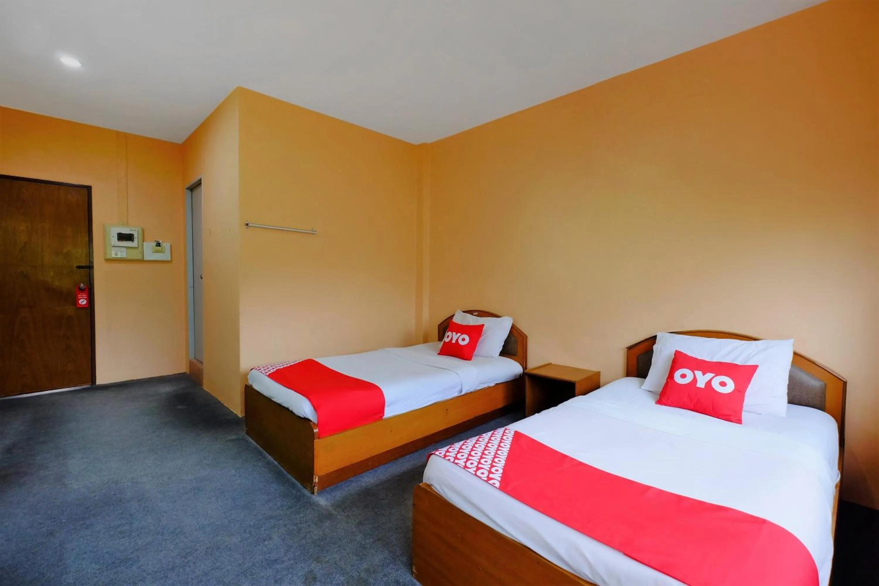 Bedroom, Bed in OYO 588 Rose In Mansion