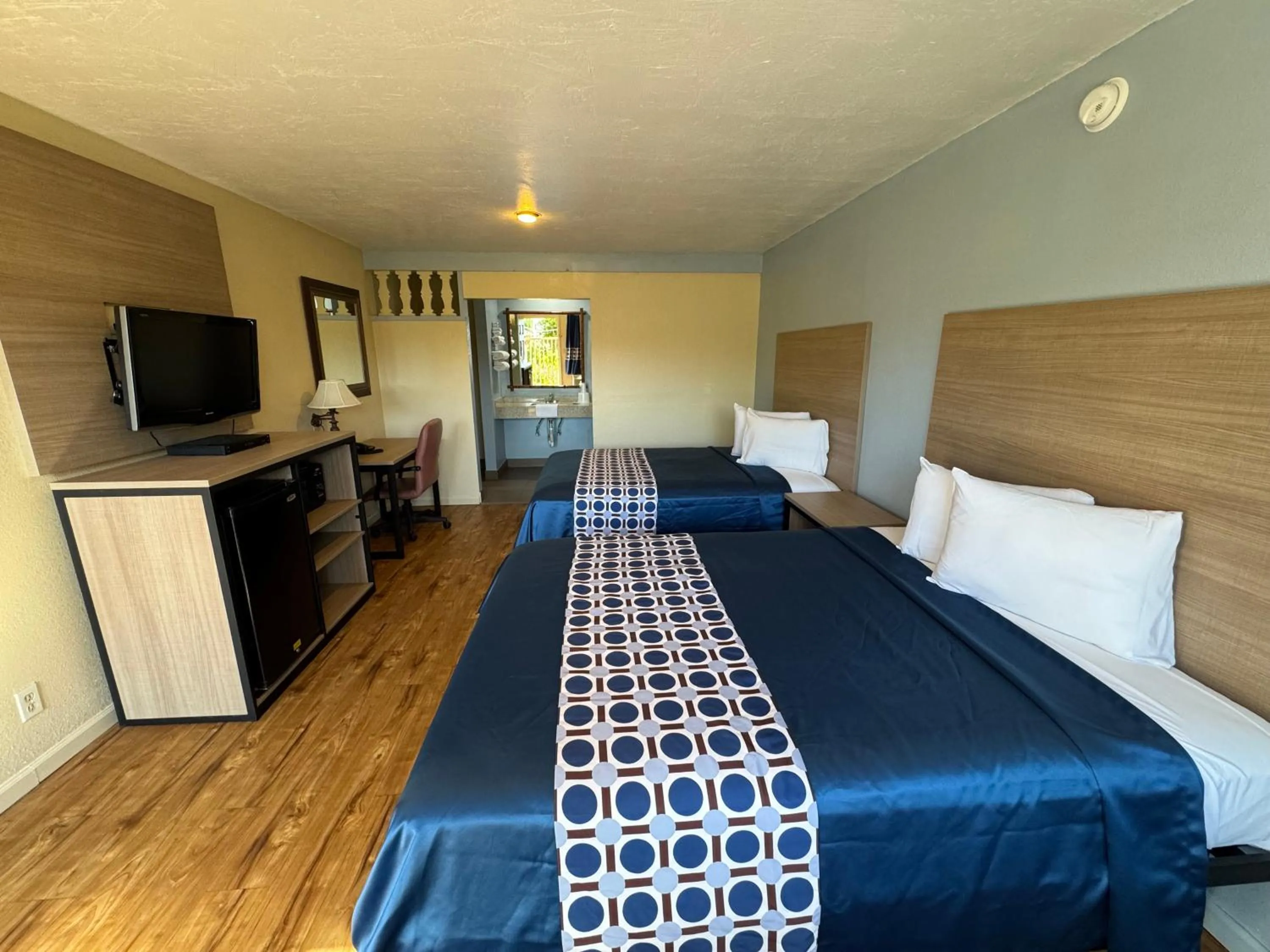 Photo of the whole room, Bed in Discovery Inn