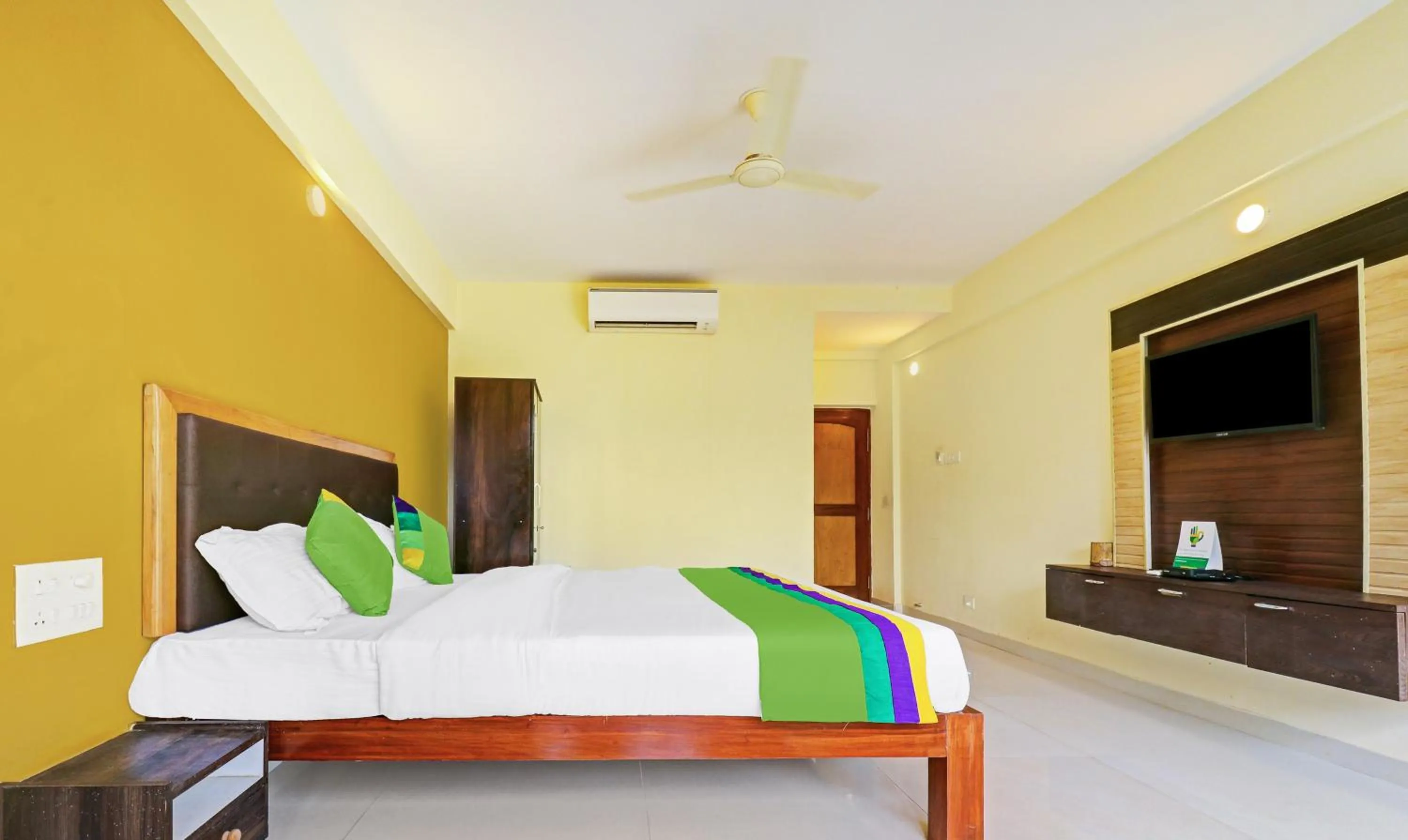 Bedroom in Itsy Hotels Morjim Pride