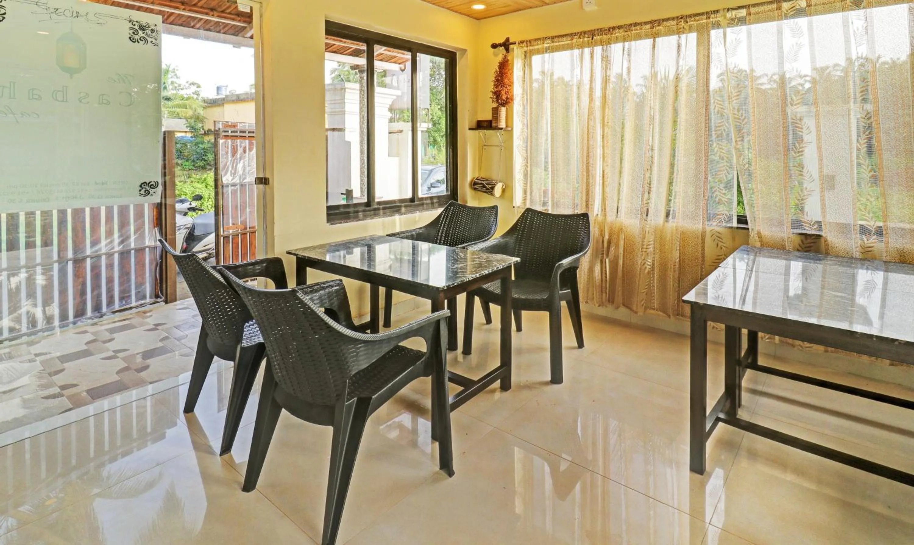 Dining area in Itsy Hotels Morjim Pride