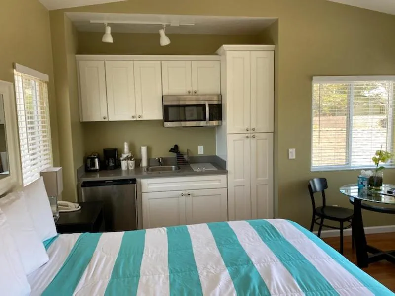 Bed in Sea Breeze Inn - Pacific Grove