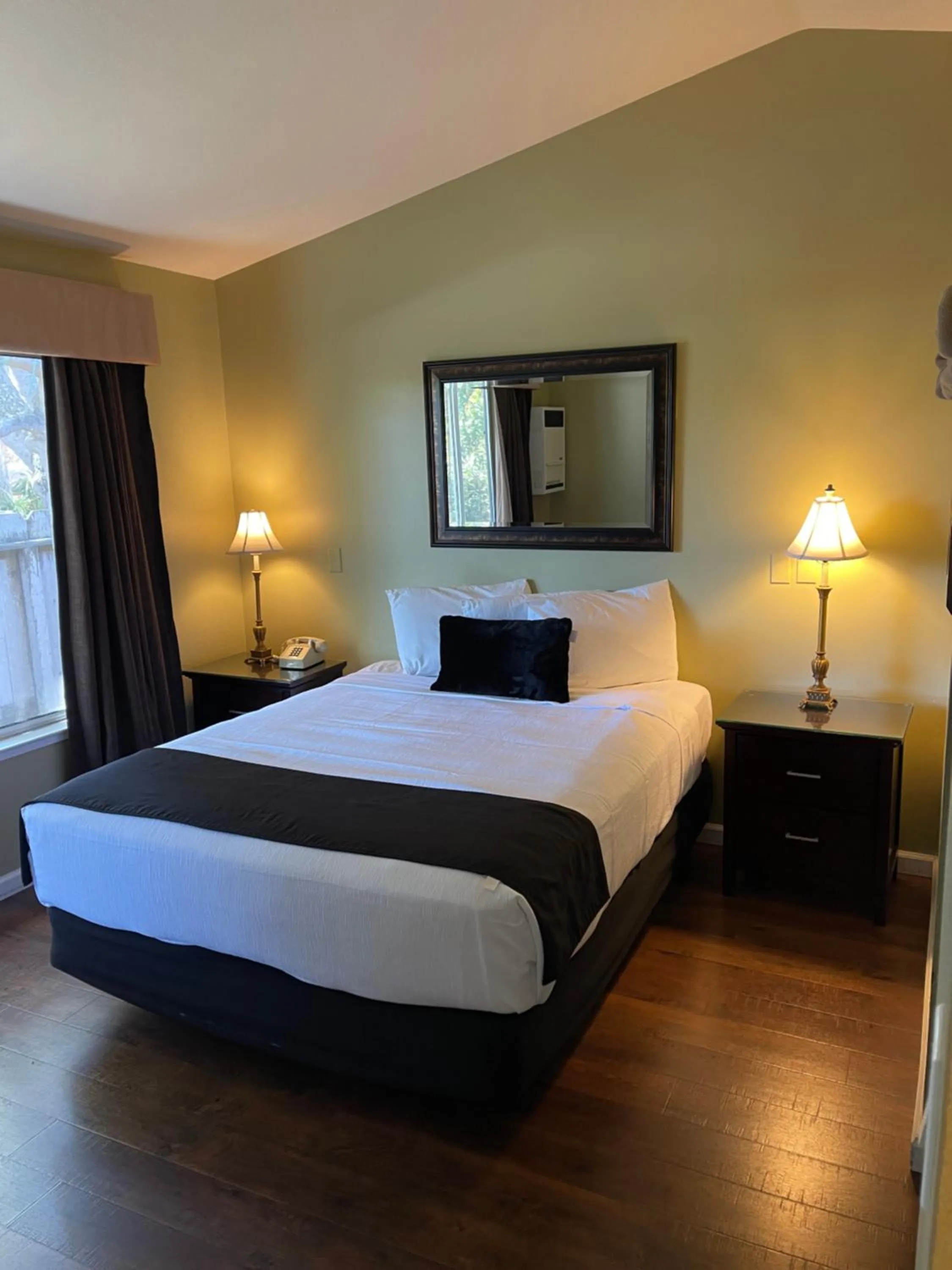 Bed in Sea Breeze Inn - Pacific Grove