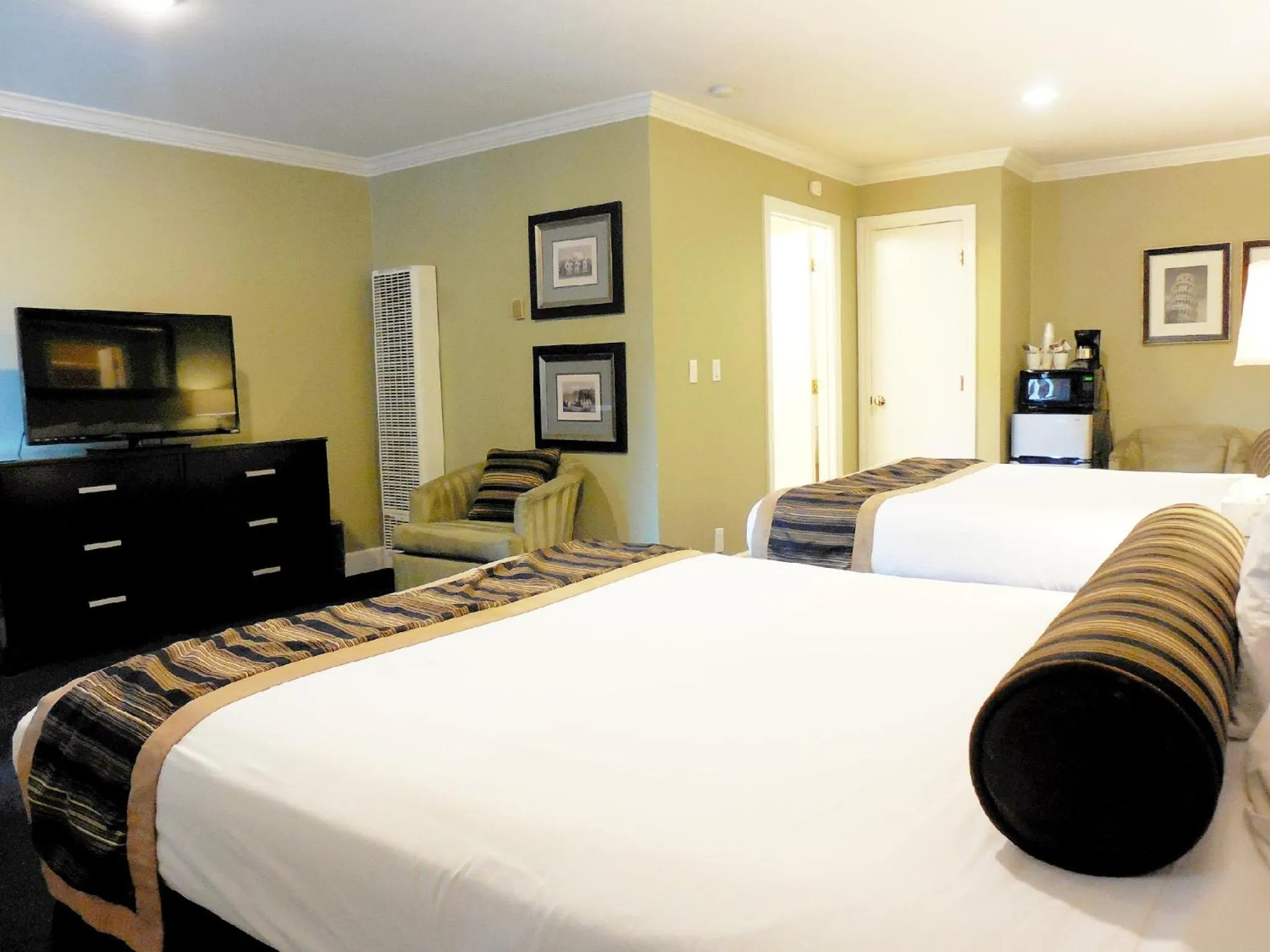 Bed in Sea Breeze Inn - Pacific Grove