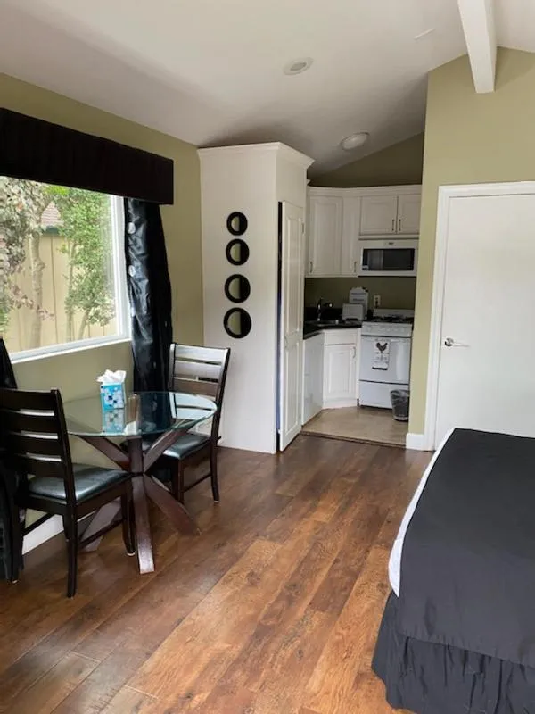 Bed in Sea Breeze Inn - Pacific Grove