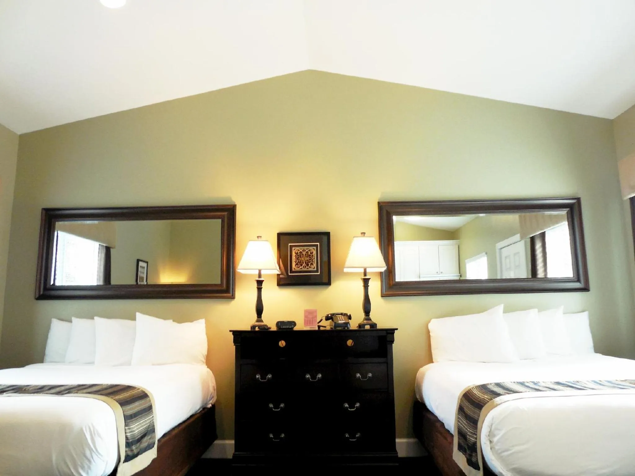 Bed in Sea Breeze Inn - Pacific Grove