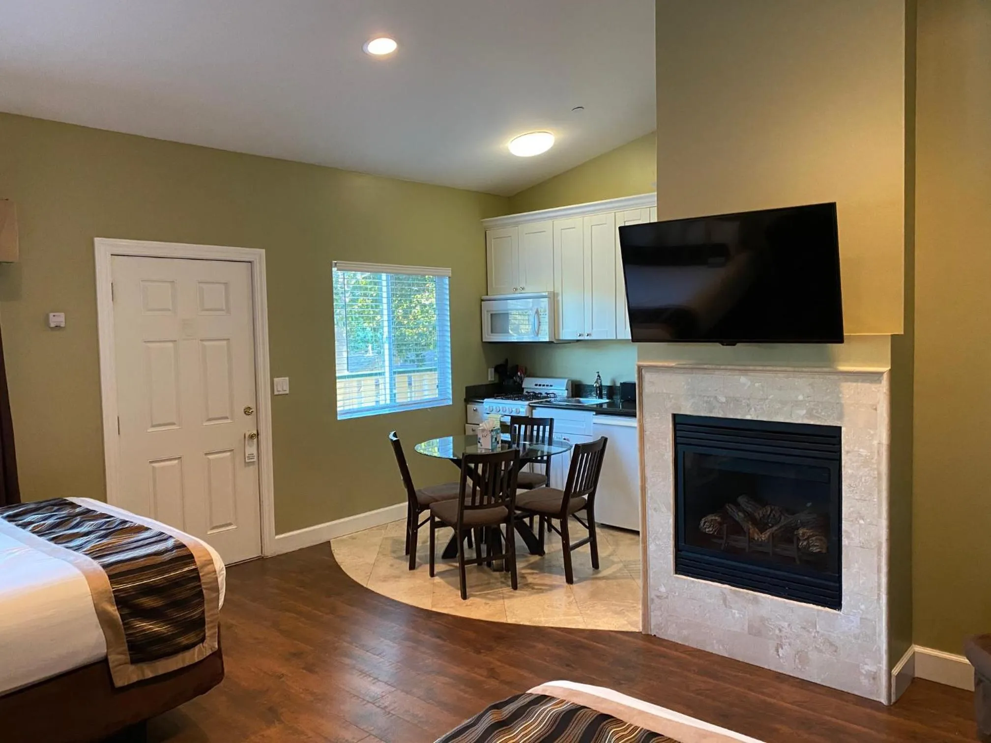 TV and multimedia in Sea Breeze Inn - Pacific Grove