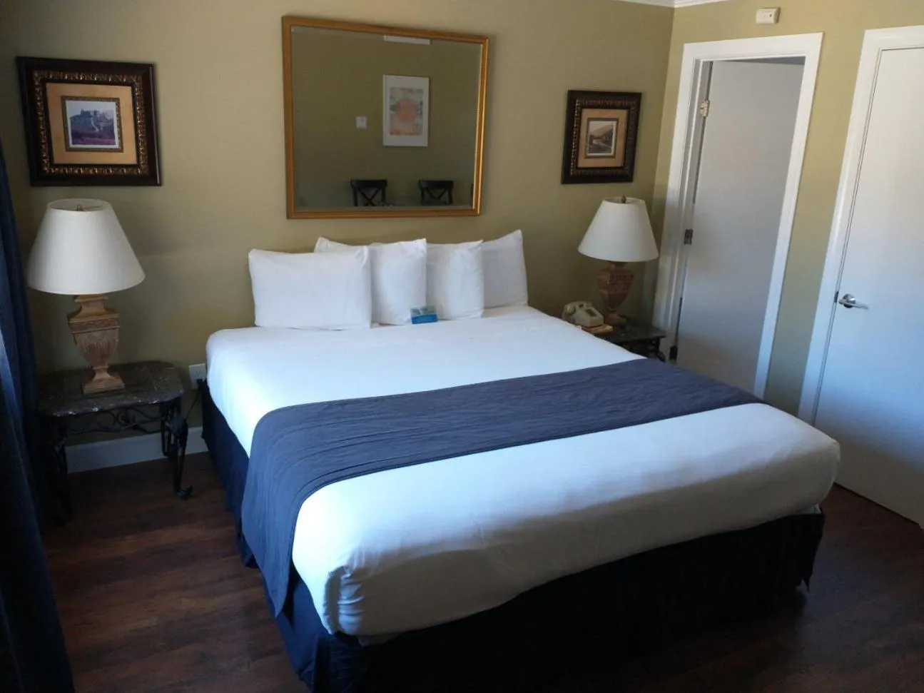 Bed in Sea Breeze Inn - Pacific Grove