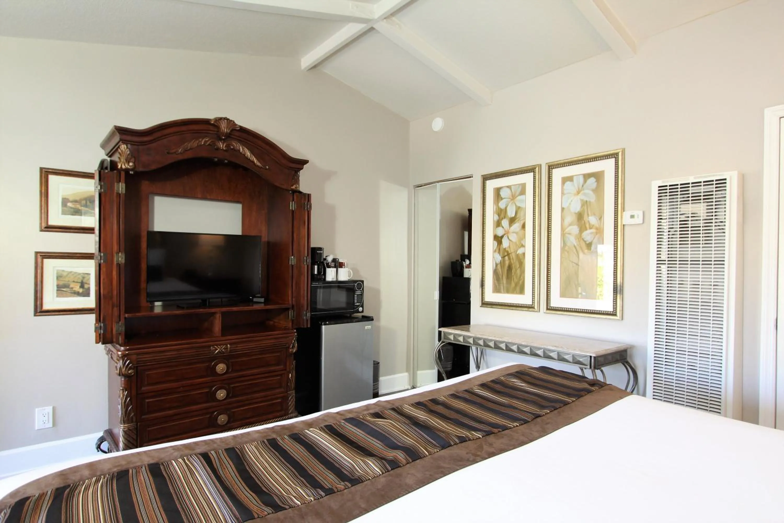 Bed in Monterey Peninsula Inn