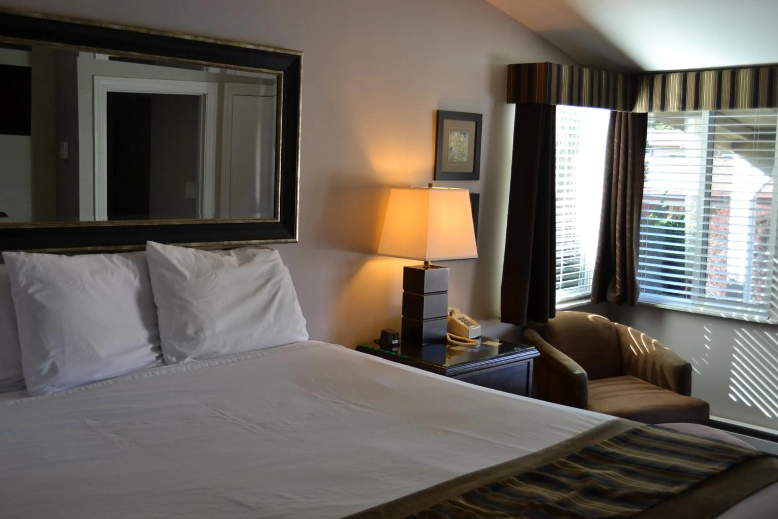 Bed in Monterey Peninsula Inn