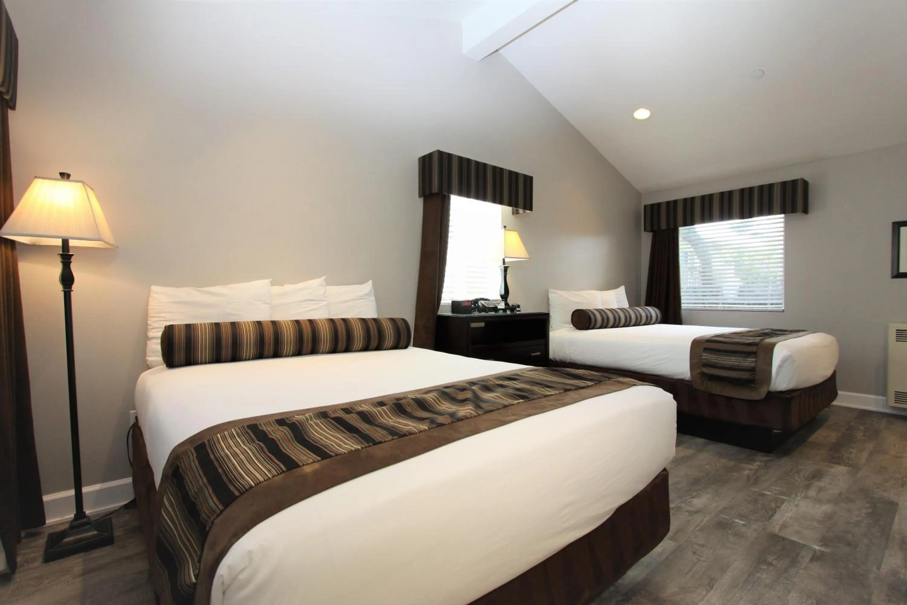 Bed in Monterey Peninsula Inn