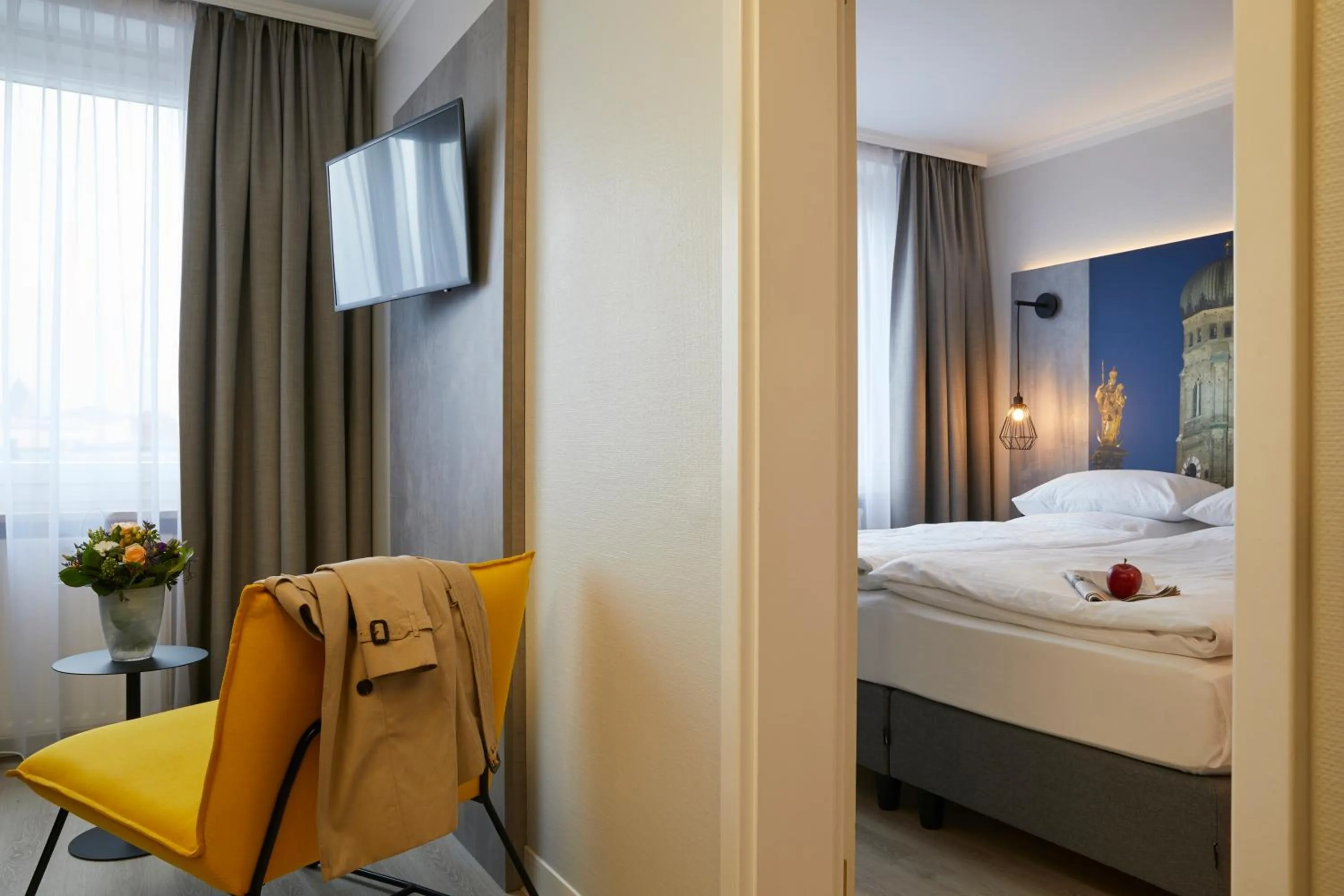 Living room, Bed in Hotel Concorde