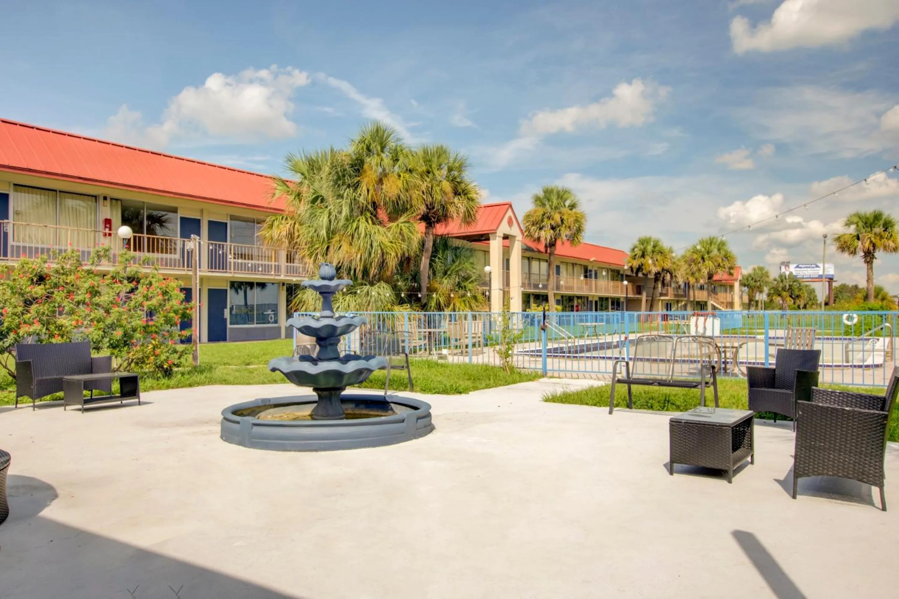 Garden in OYO Hotel Dundee By Crystal Lake