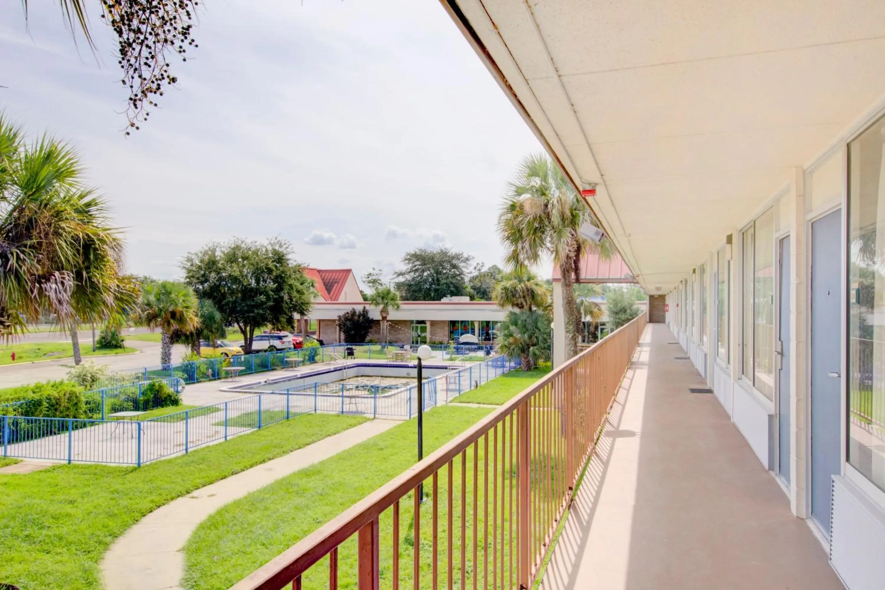 Balcony/Terrace in OYO Hotel Dundee By Crystal Lake