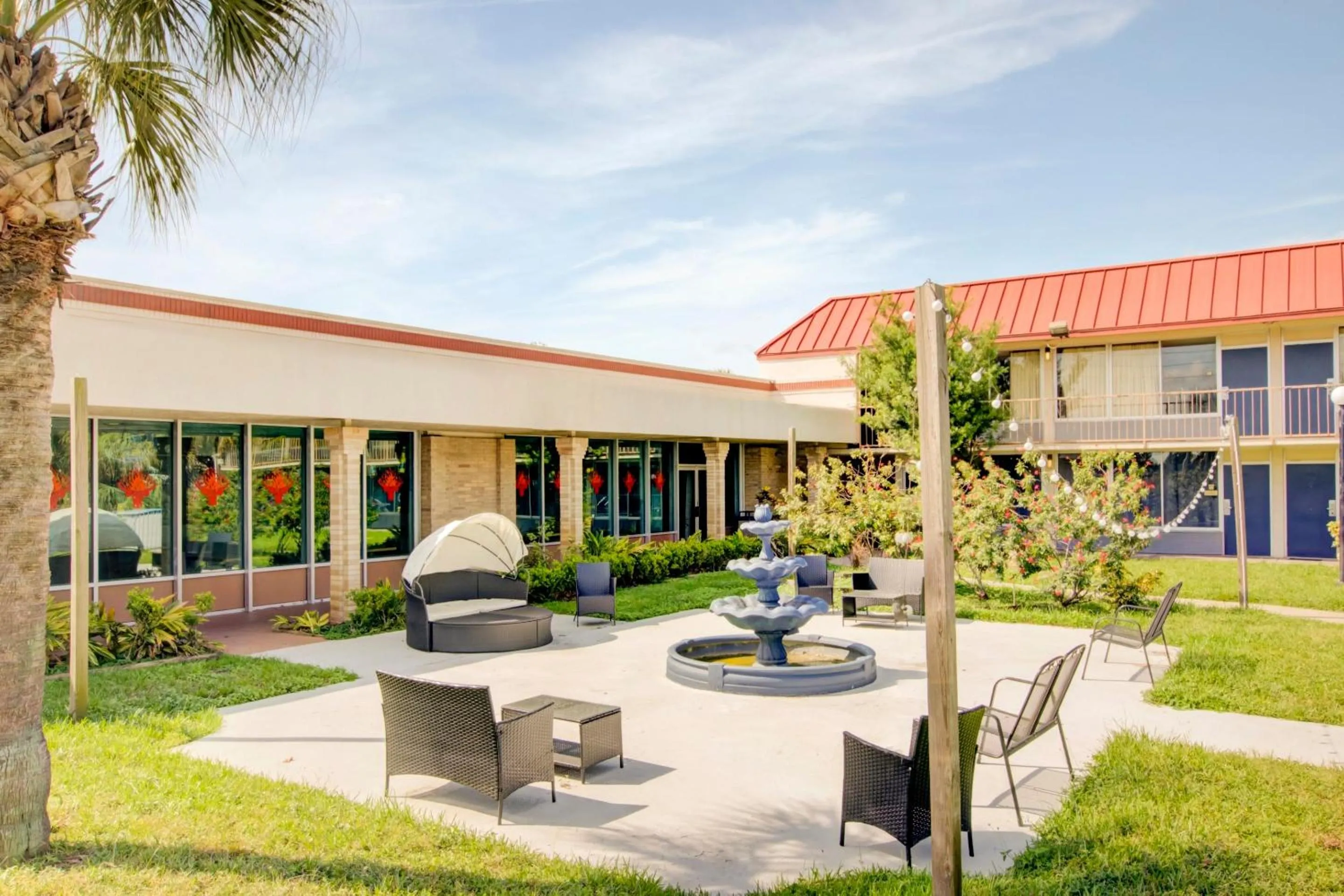 Garden in OYO Hotel Dundee By Crystal Lake