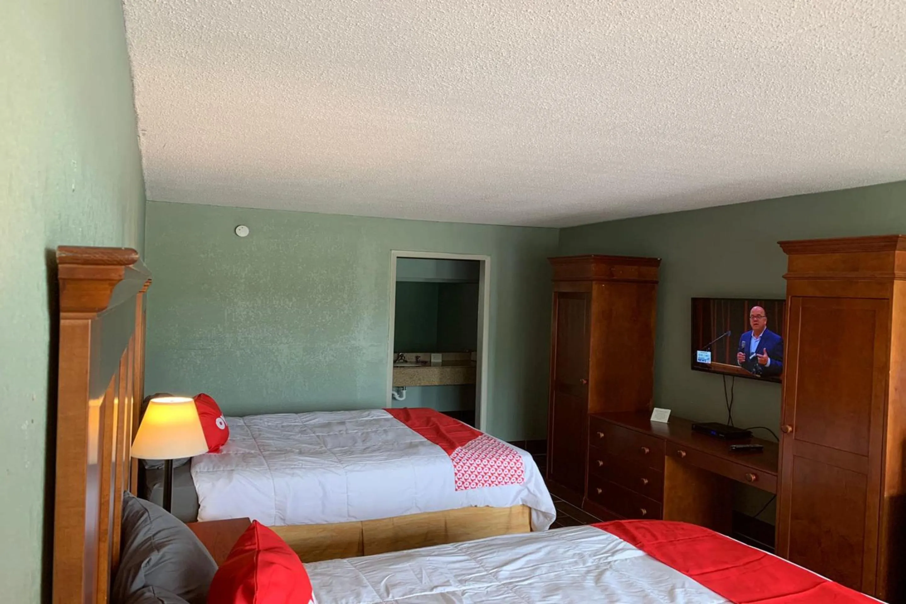 Bedroom, Bed in OYO Hotel Dundee By Crystal Lake