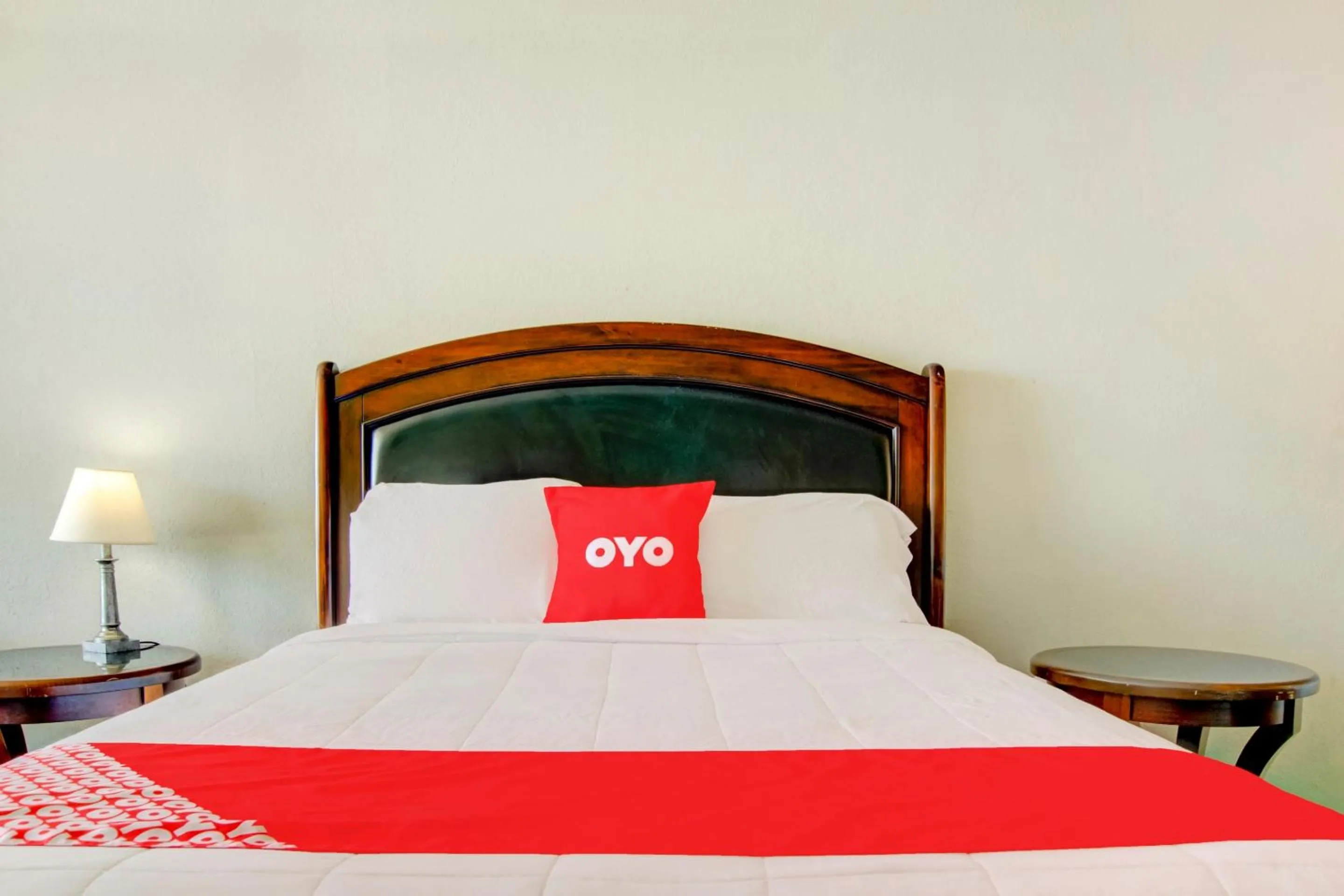 Bedroom, Bed in OYO Hotel Dundee By Crystal Lake