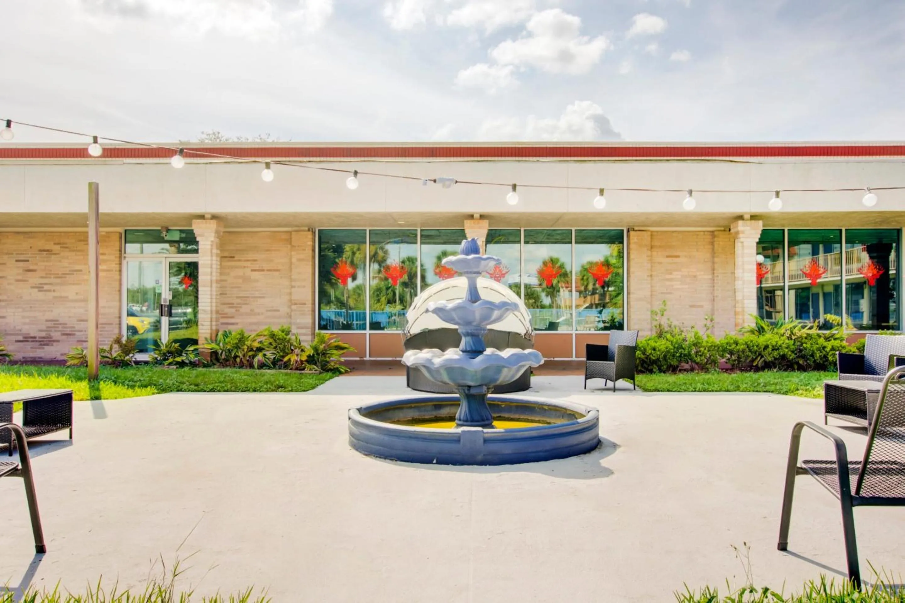 Garden in OYO Hotel Dundee By Crystal Lake