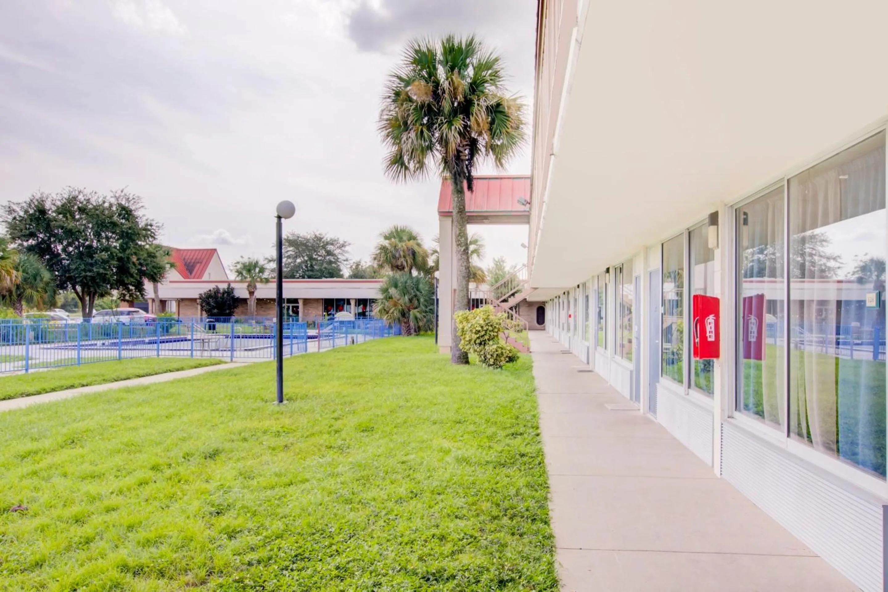 Garden in OYO Hotel Dundee By Crystal Lake