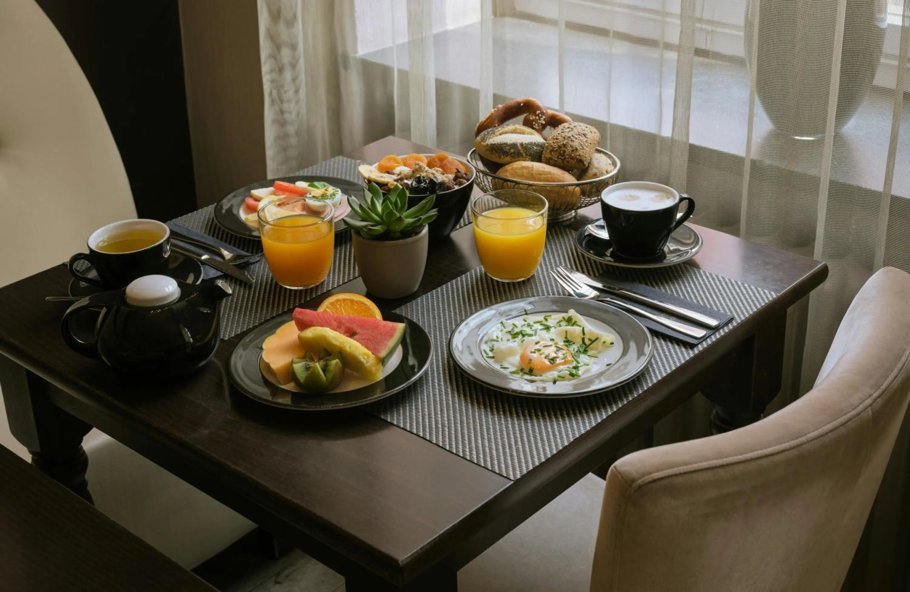 Restaurant/places to eat in Leonardo Boutique Hotel Munich