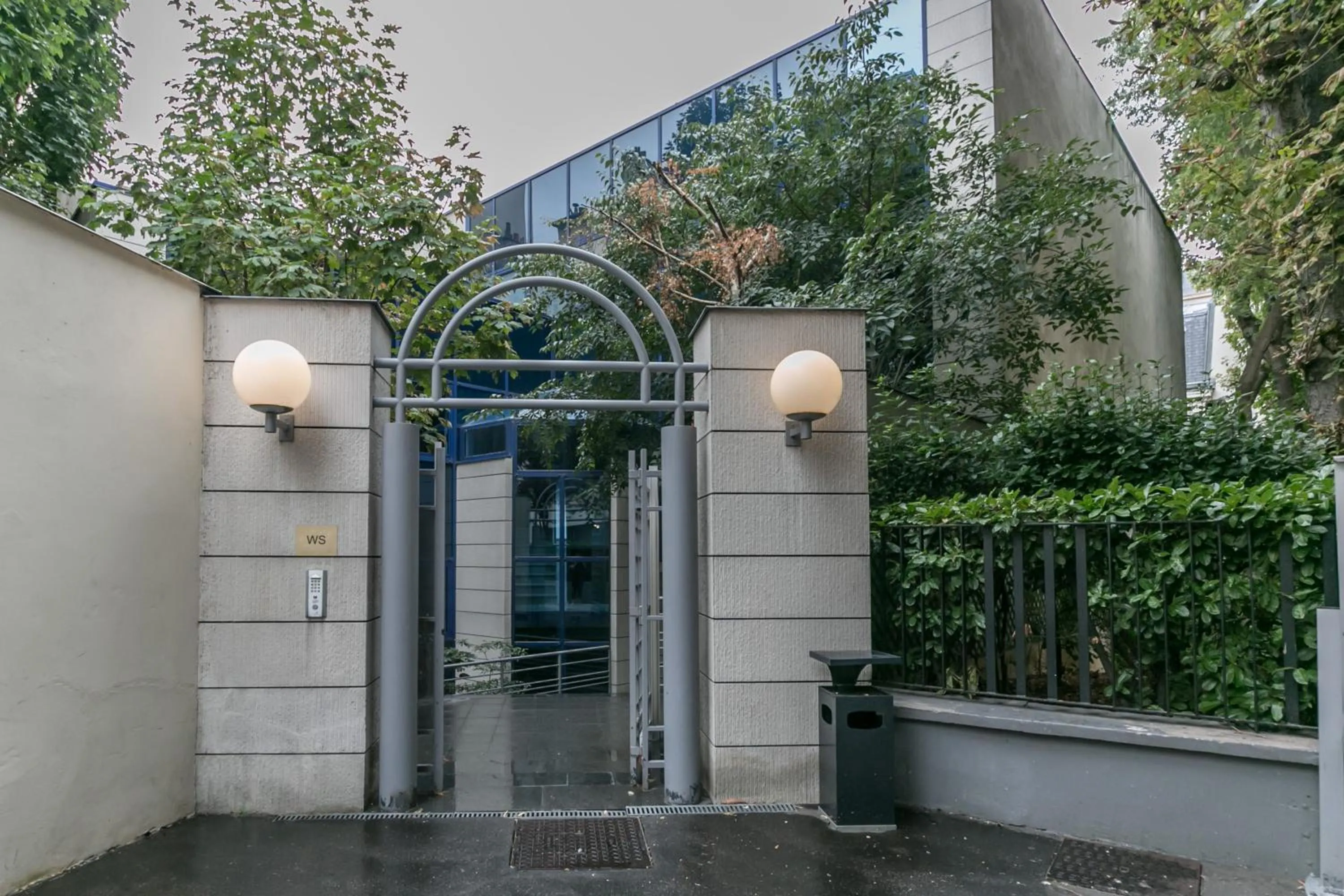 Facade/entrance in WS Tour Eiffel - Nicolo