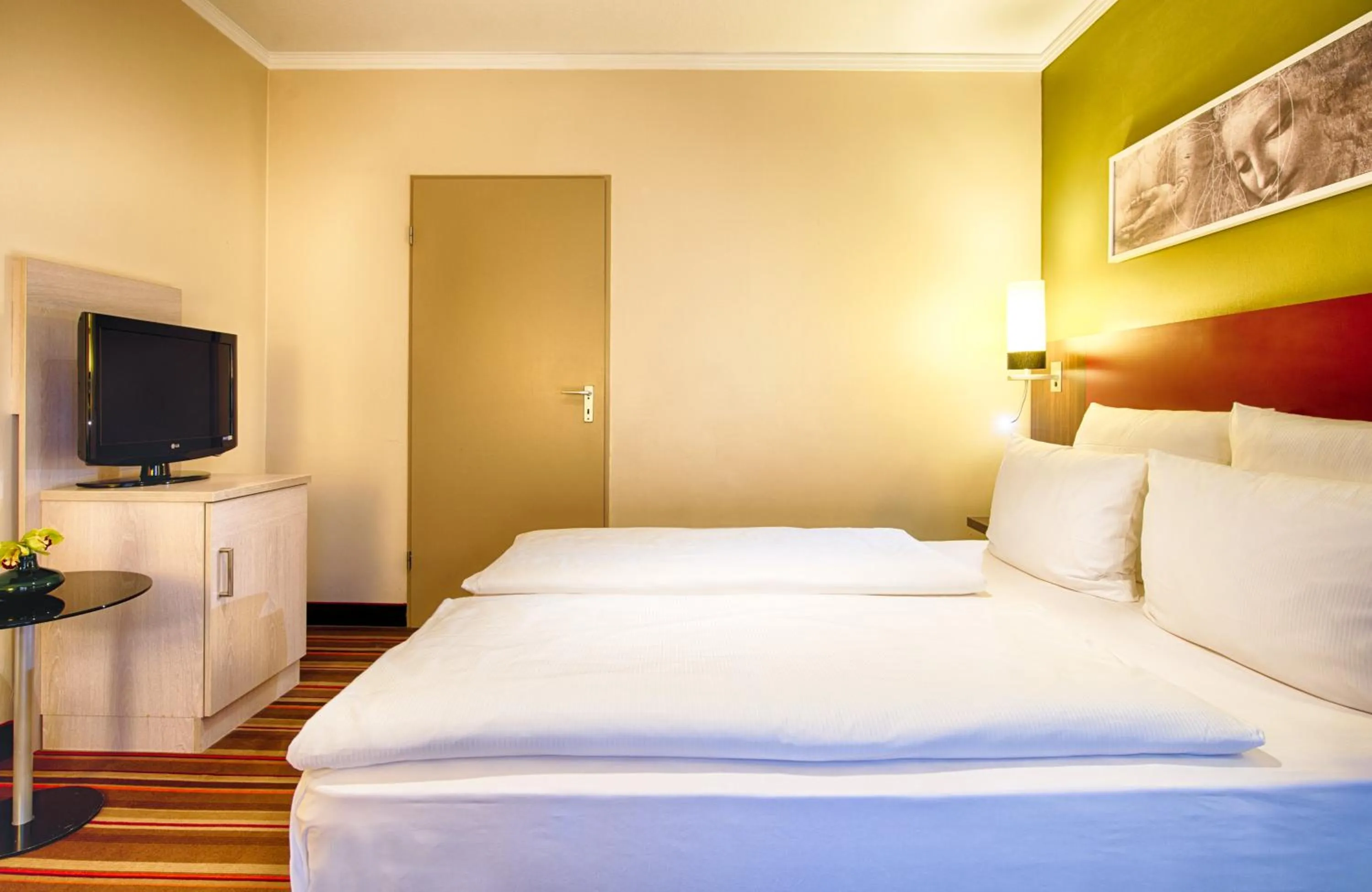 Photo of the whole room, Bed in Leonardo Hotel & Residenz München