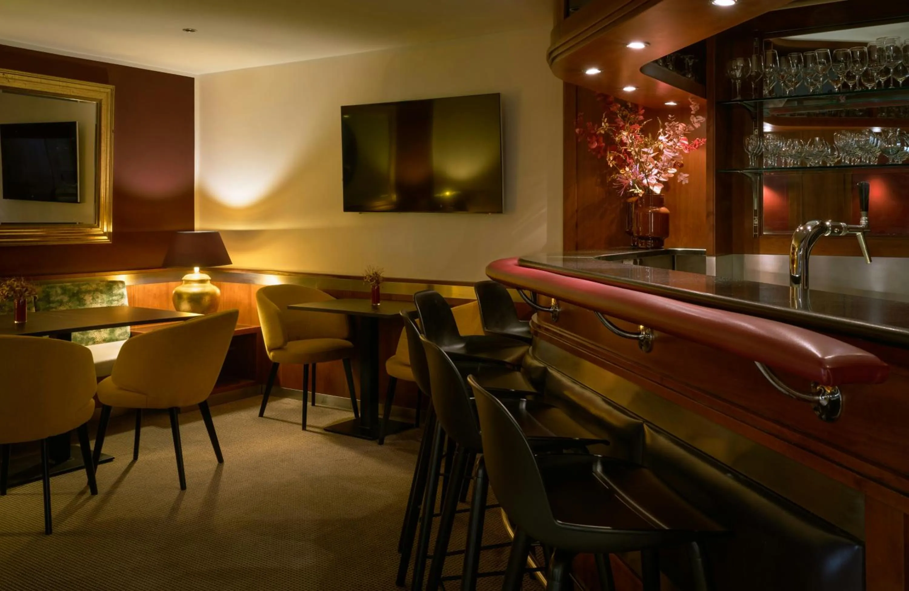 Lounge or bar in Leonardo Hotel & Residenz München