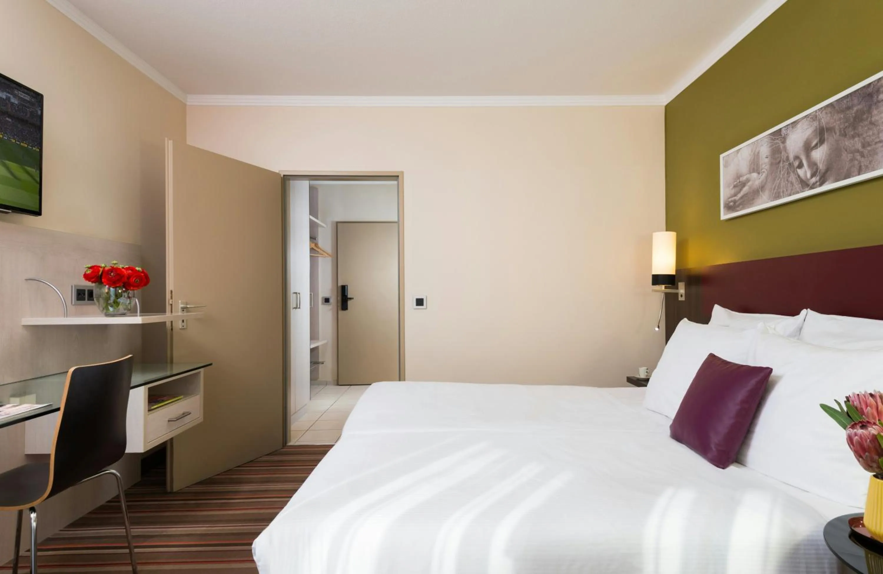 Photo of the whole room, Bed in Leonardo Hotel & Residenz München